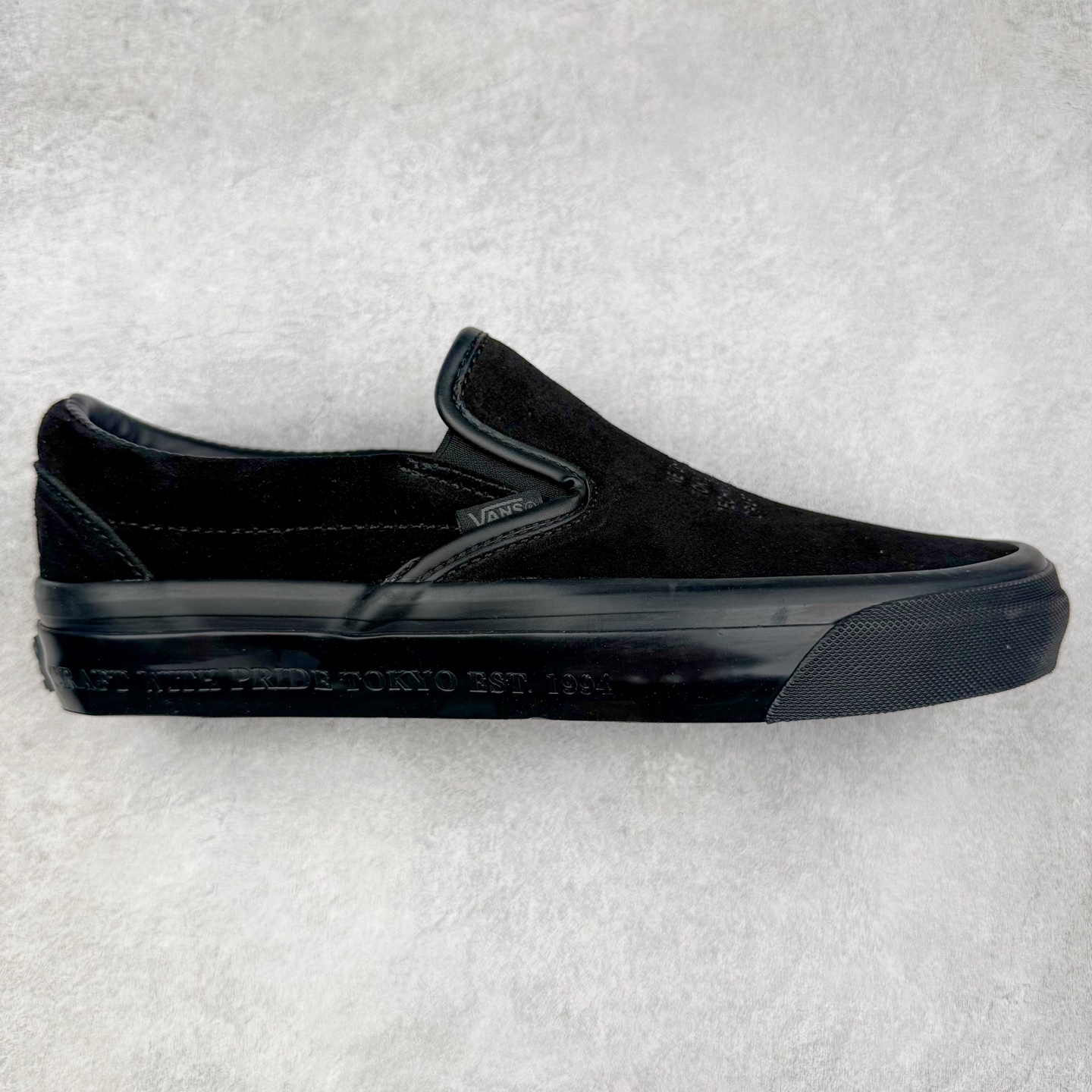 Neighborhood x OTW by Vans Classic Slip-On 98 联名一脚蹬 黑色/米色 此次Vans与NBHD联名来自OTW支线的第二波产品Slip-On鞋型 设计元素延用之前NBHD联名设计 用料一如既往的顶级 柔软麂皮鞋面搭配字母压印 质感十足 内里全皮内衬配置皮质软鞋垫使脚感舒适 货号：VN000EDGBLA 黑色 货号：VN000EDG7VJ 米色 尺码：35 36 36.5 37 38 38.5 39 40 40.5 41 42 42.5 43 44-选品中心