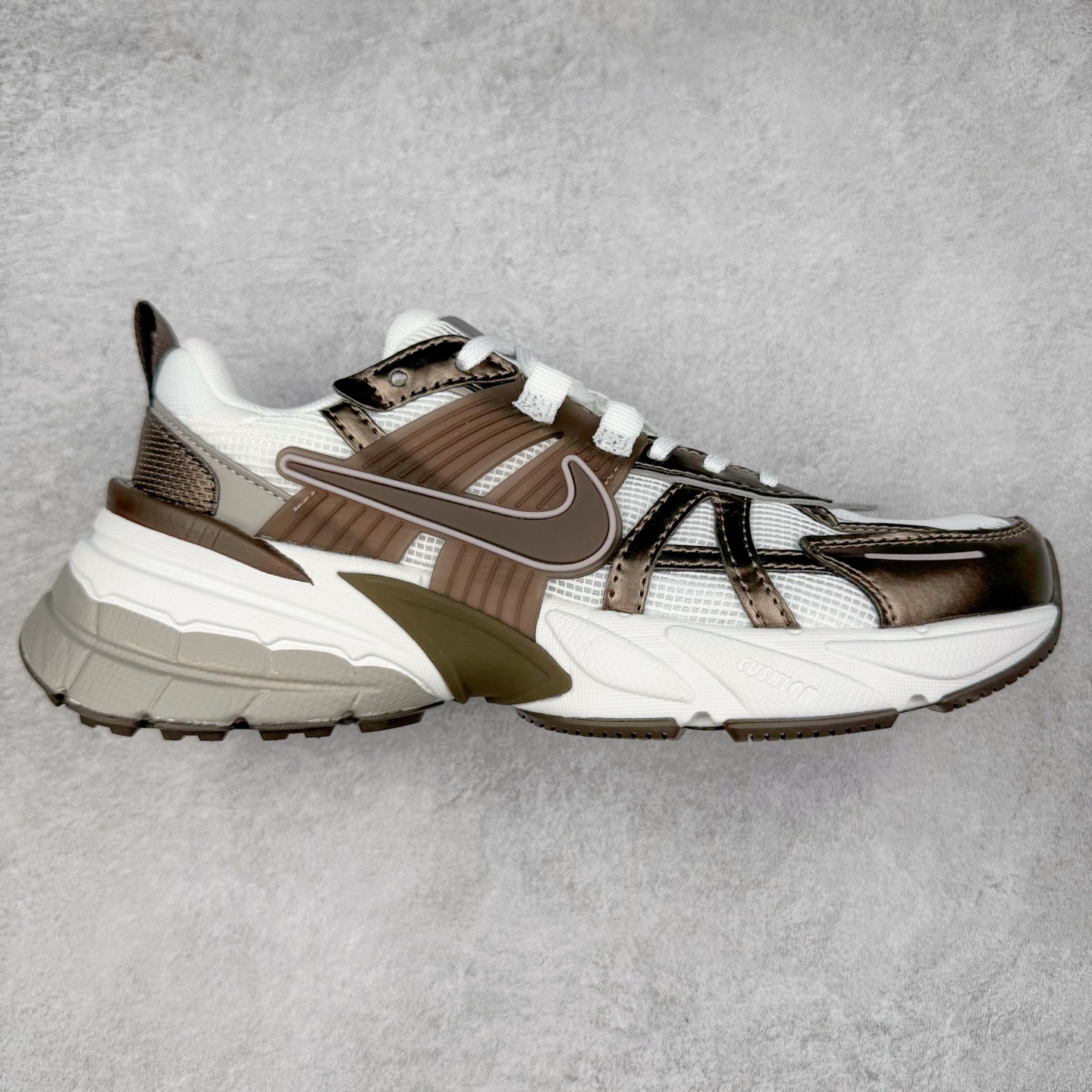 NK V2K Runtekk 减震防滑低帮 复古老爹鞋跑步鞋 HV6416-200 鞋款被命名为 Runtekk 设计上借鉴了 2000 年的跑鞋风格 配色上以金属银为主调 简练又有复古运动气质 材质上使用大面积网眼、皮革、TPU 组成 支撑和透气性肯定不错 中底处由 Cushlon 泡绵打造 保证在压马路时可以提供优秀脚感 并通过一手做旧氧化效果突出复古感 中底造型很容易让大家联想到巴黎世家3XL 增高效果同样不能忽视 尺码：36 36.5 37.5 38 38.5 39 40 40.5 41 42 42.5 43 44 44.5 45-选品中心