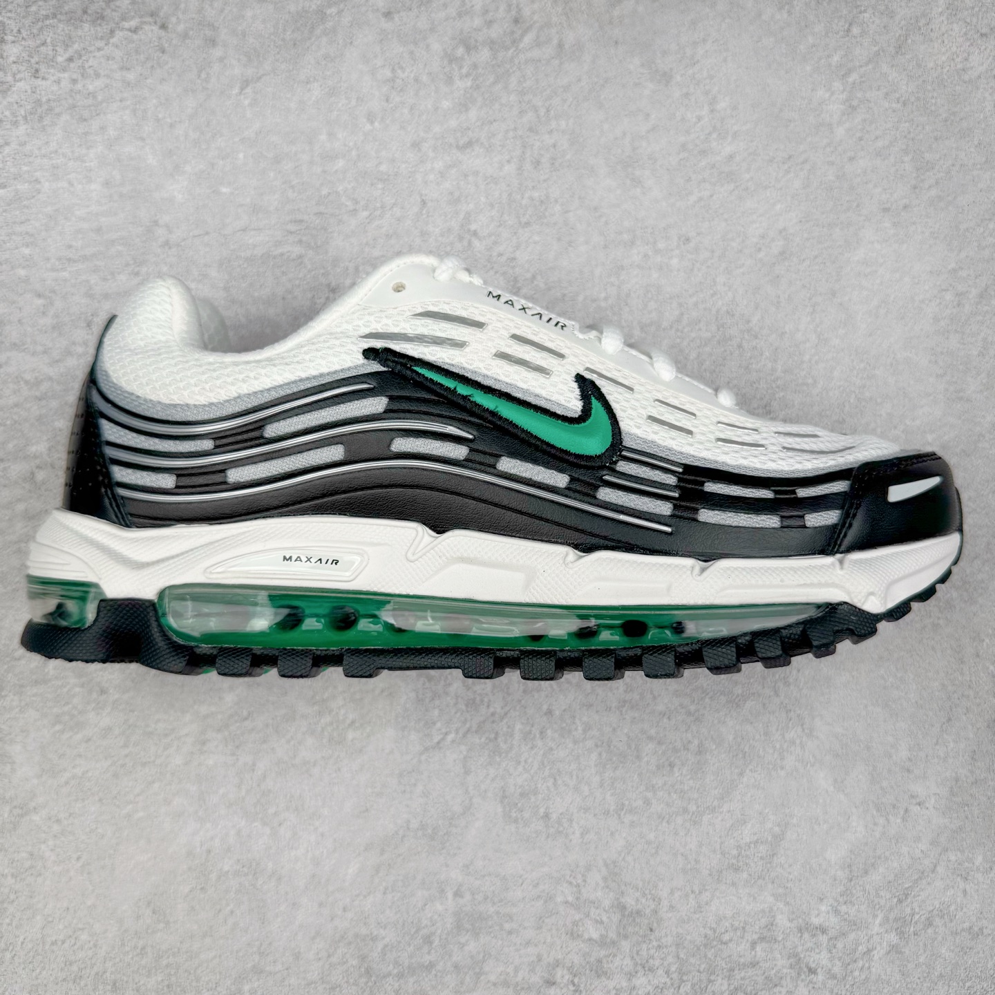 NK AIR MAX TL 2.5 柔软舒适防滑耐磨低帮 气垫生活休闲鞋 男女同款 FZ4110-100 鞋身保留 Air Max 标志性的流线型设计，以大面积黑色包裹，鞋身由透气的织物与光滑皮革拼接打造，搭配侧面波浪型支撑设计，营造出简约百搭的外观。全掌可见的气垫设计，无论是进行运动活动还是日常休闲穿着，都能带来卓越的舒适体验。Air Max TL 2.5 巧妙地将时尚外观与稳固的支撑结构相结合，满足了现代穿着的需求。其轻盈的构造和醒目的配色，使其能够轻松驾驭各种场合。尺码：36 36.5 37.5 38 38.5 39 40 40.5 41 42 42.5 43 44 44.5 45-选品中心