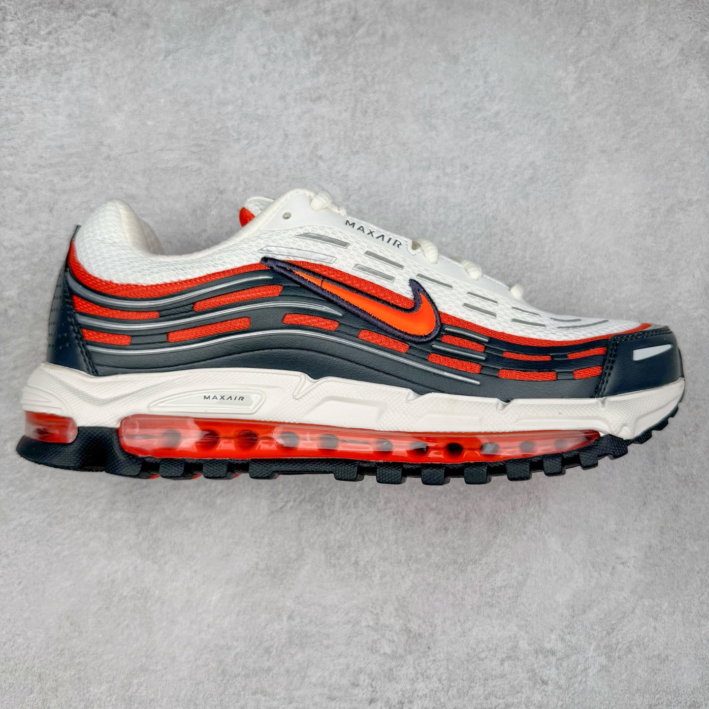 NK AIR MAX TL 2.5 柔软舒适防滑耐磨低帮 气垫生活休闲鞋 男女同款 FZ4110-001 鞋身保留 Air Max 标志性的流线型设计，以大面积黑色包裹，鞋身由透气的织物与光滑皮革拼接打造，搭配侧面波浪型支撑设计，营造出简约百搭的外观。全掌可见的气垫设计，无论是进行运动活动还是日常休闲穿着，都能带来卓越的舒适体验。Air Max TL 2.5 巧妙地将时尚外观与稳固的支撑结构相结合，满足了现代穿着的需求。其轻盈的构造和醒目的配色，使其能够轻松驾驭各种场合。尺码：36 36.5 37.5 38 38.5 39 40 40.5 41 42 42.5 43 44 44.5 45-选品中心