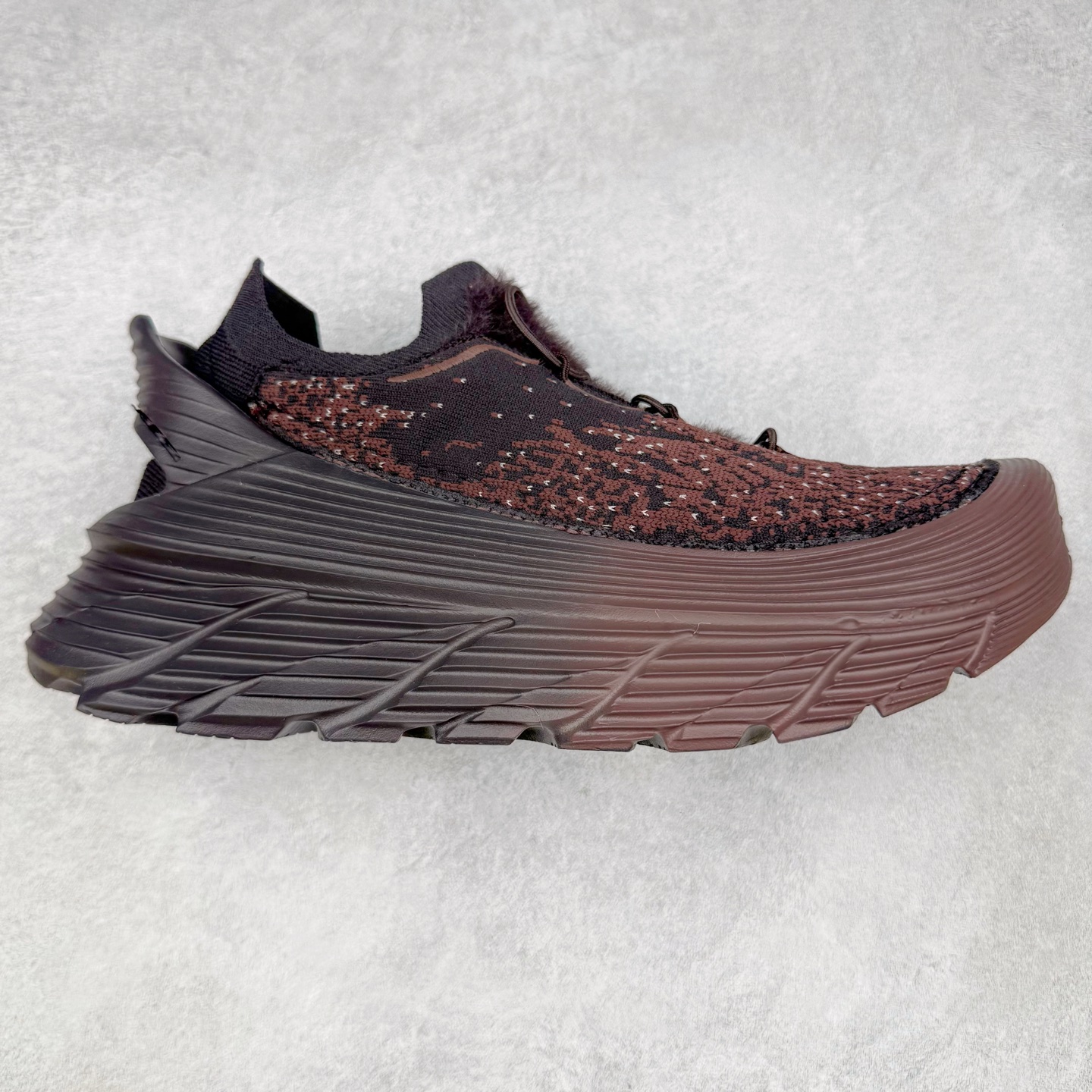 paria FARZANEH x HOKA ONE ONE Restore TC Chukka 柔软舒适防滑耐磨中帮生活休闲鞋 男女同款 HOKA ONE ONE是来自美国的跑步鞋知名品牌，创立于2009年，始终致力于为所有跑者提供更新、更好的跑步装备。相比常规跑鞋，HOKA ONE ONE特别研发使用性能独特的几何形跑鞋中底，此种鞋底更厚、更高、回弹性也更好，除了卓越的缓冲性能，它还能为各种阶段的跑者带来更具动感、更加稳定的跑步体验。HOKAONE ONE从设计之初就清楚意识到，要保证跑者步幅的均匀一致，双脚自然而然的运动至关重要。实拍调校N版已经零色差零失真 百分百还原实物色彩所见即所得 不存在货不对板色差等低级问题 选购参考实物拍摄 不混卖不参货 只用心做好货严格选品 承诺混一赔十 尺码：36 36.5 37.5 38 38.5 39 40 40.5 41 42 42.5 43 44 44.5 45-选品中心