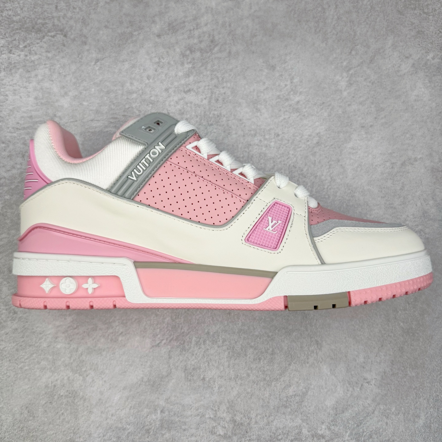 Louis Vuitton Trainer lv时装走秀运动鞋 完美鞋型超高的清洁度 零毛边线头瑕疵 全套原楦原纸版原鞋开模 全网最具灵魂的版型 正确原装黄色鞋盒 正确中底印花 鞋面印花3D高频深度立体 全鞋电脑针车 紧密相连 针距密度一致 环保乳胶注塑鞋垫 厚度脚感还原原版 皮面裁剪部位 统一油边封口工艺 原装橡胶大底含胶量大底组合零偏差 专柜全套包装 防尘袋 说明书 质保卡 男女鞋 尺码：35 36 37 38 39 40 41 42 43 44 45-选品中心