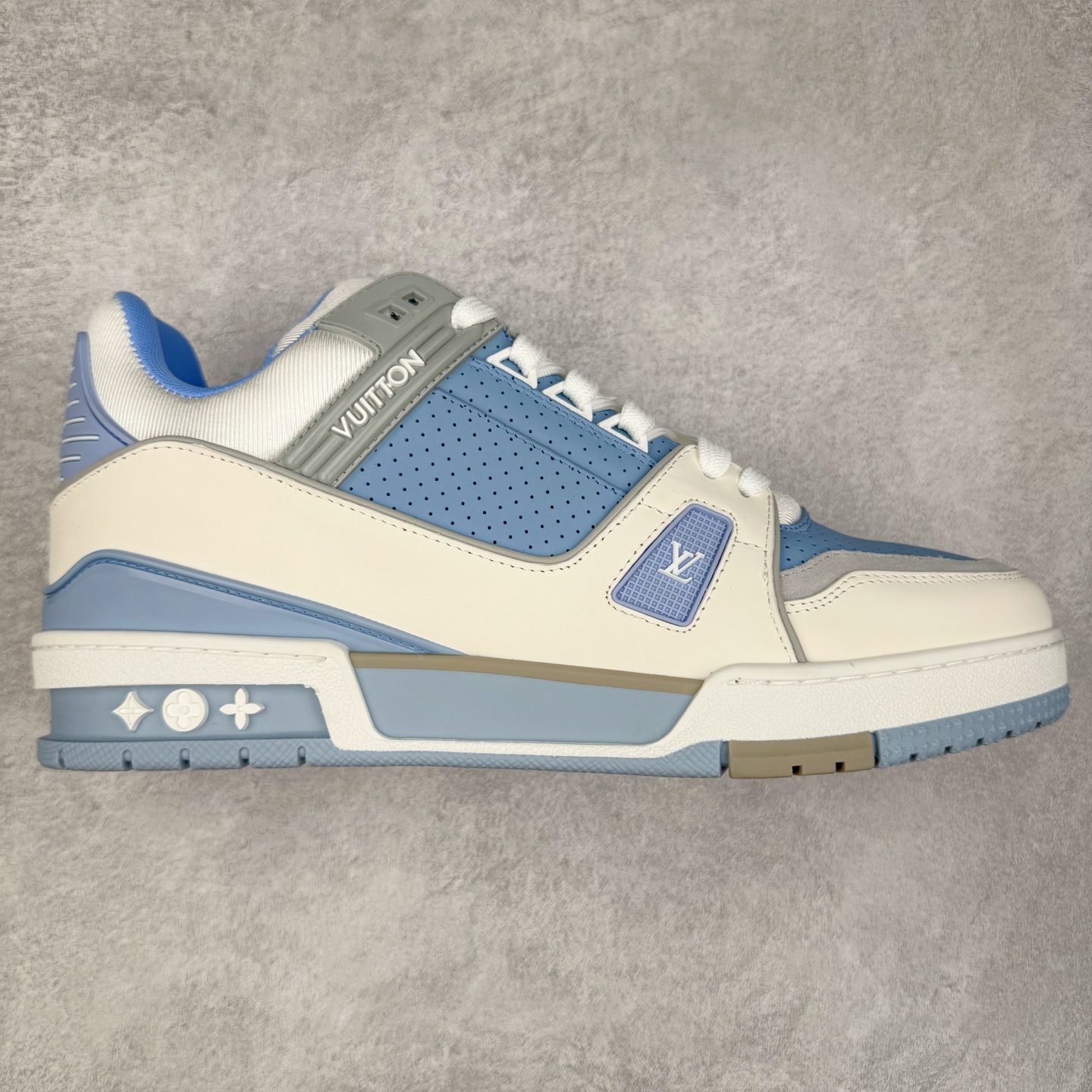 Louis Vuitton Trainer lv时装走秀运动鞋 完美鞋型超高的清洁度 零毛边线头瑕疵 全套原楦原纸版原鞋开模 全网最具灵魂的版型 正确原装黄色鞋盒 正确中底印花 鞋面印花3D高频深度立体 全鞋电脑针车 紧密相连 针距密度一致 环保乳胶注塑鞋垫 厚度脚感还原原版 皮面裁剪部位 统一油边封口工艺 原装橡胶大底含胶量大底组合零偏差 专柜全套包装 防尘袋 说明书 质保卡 男女鞋 尺码：35 36 37 38 39 40 41 42 43 44 45-选品中心