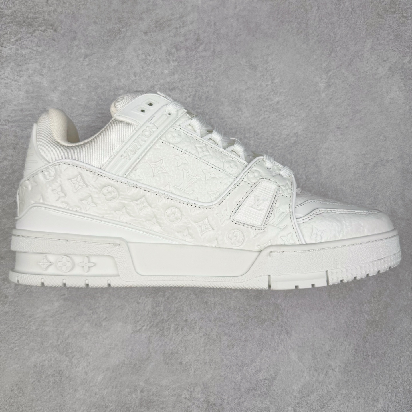 Louis Vuitton Trainer lv时装走秀运动鞋 完美鞋型超高的清洁度 零毛边线头瑕疵 全套原楦原纸版原鞋开模 全网最具灵魂的版型 正确原装黄色鞋盒 正确中底印花 鞋面印花3D高频深度立体 全鞋电脑针车 紧密相连 针距密度一致 环保乳胶注塑鞋垫 厚度脚感还原原版 皮面裁剪部位 统一油边封口工艺 原装橡胶大底含胶量大底组合零偏差 专柜全套包装 防尘袋 说明书 质保卡 男女鞋 尺码：35 36 37 38 39 40 41 42 43 44 45-选品中心