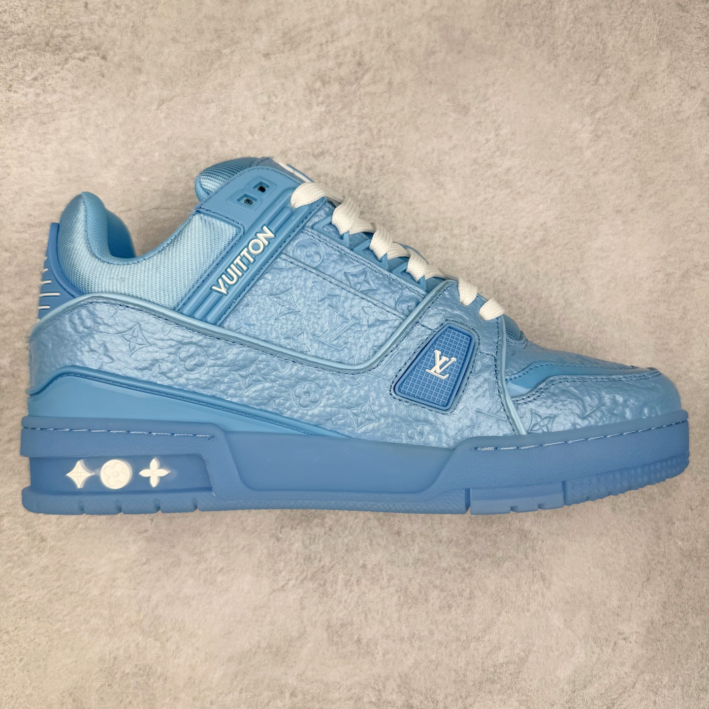 Louis Vuitton Trainer lv时装走秀运动鞋 完美鞋型超高的清洁度 零毛边线头瑕疵 全套原楦原纸版原鞋开模 全网最具灵魂的版型 正确原装黄色鞋盒 正确中底印花 鞋面印花3D高频深度立体 全鞋电脑针车 紧密相连 针距密度一致 环保乳胶注塑鞋垫 厚度脚感还原原版 皮面裁剪部位 统一油边封口工艺 原装橡胶大底含胶量大底组合零偏差 专柜全套包装 防尘袋 说明书 质保卡 男女鞋 尺码：35 36 37 38 39 40 41 42 43 44 45-选品中心