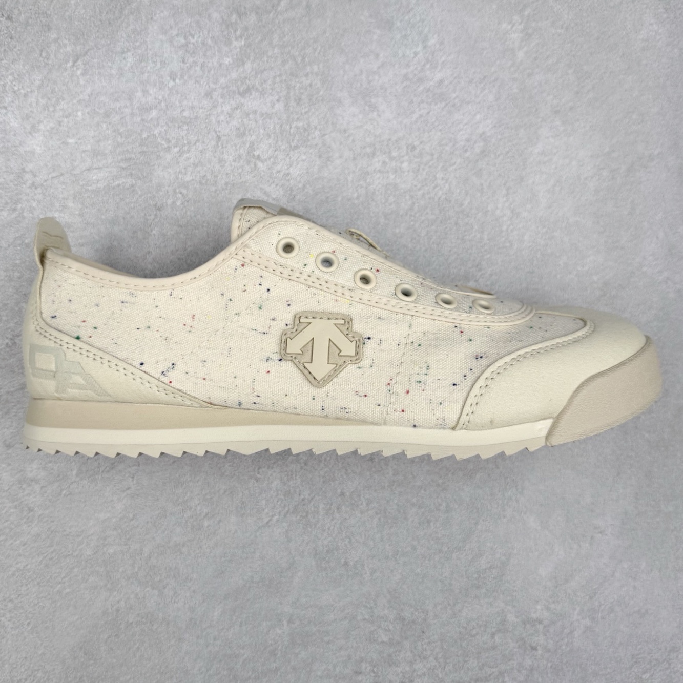 DESCENTE Sport Style Chron Racer迪桑特舒适百搭防滑耐磨低帮生活休闲鞋 是一款集复古与现代于一体的低帮跑步鞋 简洁的牛皮鞋面不仅彰显出时尚的质感 还适用于多种场合的穿搭 这款鞋子的透气性能极佳 轻质弹性鞋底则提供了良好的舒适度和耐磨性 使你在行走或跑步时都能感受到脚底的柔软与支撑 尺码：36 36.5 37.5 38 38.5 39 40 40.5 41 42 42.5 43 44 44.5 45-选品中心