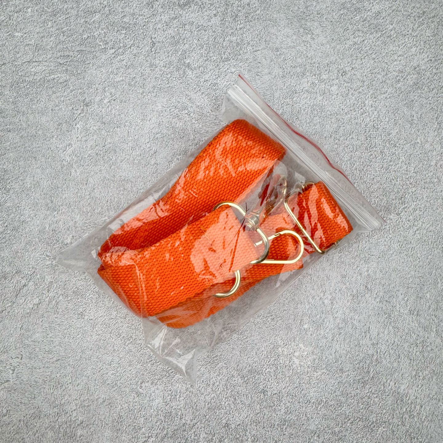 图片[6]-Crocs 卡骆驰时尚简约多巴胺日常百搭 EVA 手提包 女款 多色 纯正外贸公司zp订单 洞门新出卡骆驰洞洞包 可手提 可斜挎 每个颜色都配相对应颜色的肩带 轻到忘记存在感 手机 充电宝 雨伞 也能装 肩带加宽不勒肉 每个包包上都有5个随机微章 当然你拿到手也可以diy 暴雨也冲不垮的防水王者 一体成型橡胶包身 接缝？不存在的 去水上乐园 手机证件直接扔包里 上岸一擦就干 安全感拉满 溅到奶茶咖啡 湿巾一抹重生 懒人狂喜 要轻便选它 要防水选它 要吸睛还选它 这包把“夏日痛点”拿捏得死死的 夏天来了 阳光与沙滩季节到了 卡骆驰新出的「洞洞包」本颜控+实用党直接尖叫——防水、轻便、还能DIY 夏天背它出门简直开挂！救命！这包是懂夏天的！-选品中心