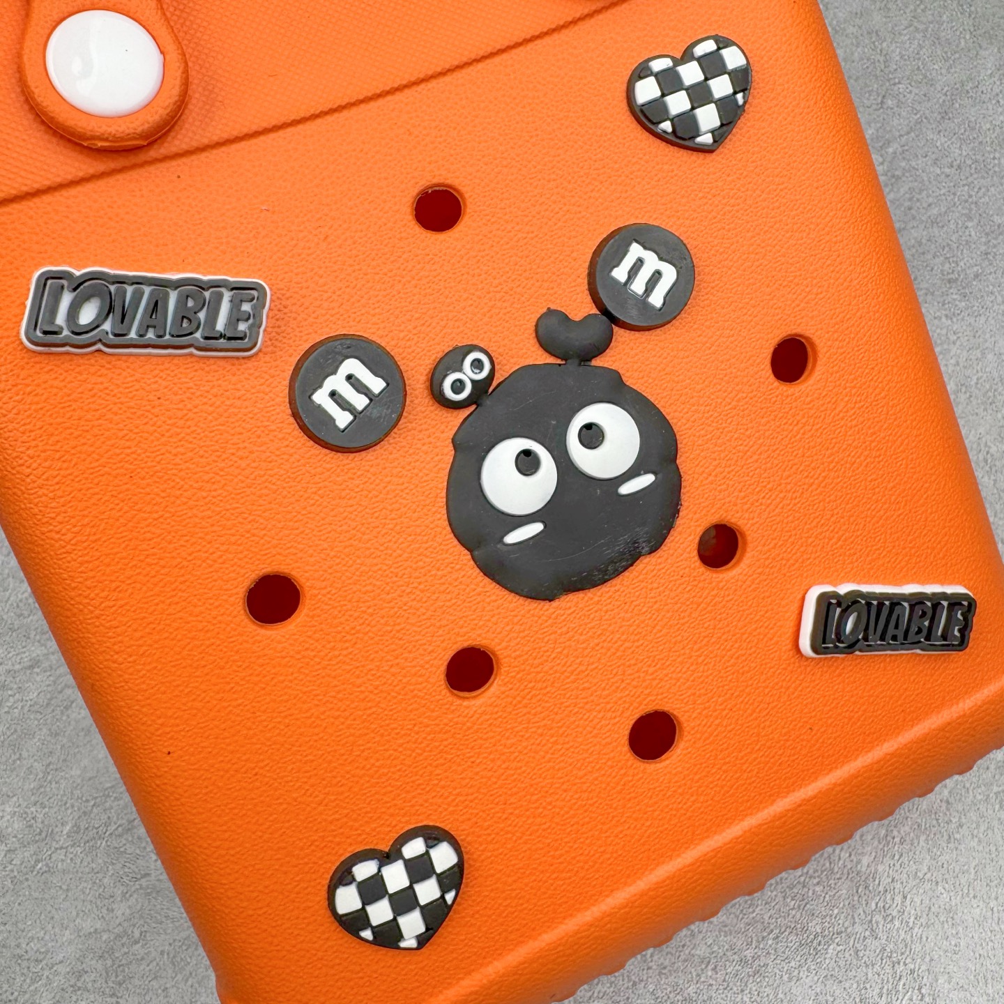 图片[8]-Crocs 卡骆驰时尚简约多巴胺日常百搭 EVA 手提包 女款 多色 纯正外贸公司zp订单 洞门新出卡骆驰洞洞包 可手提 可斜挎 每个颜色都配相对应颜色的肩带 轻到忘记存在感 手机 充电宝 雨伞 也能装 肩带加宽不勒肉 每个包包上都有5个随机微章 当然你拿到手也可以diy 暴雨也冲不垮的防水王者 一体成型橡胶包身 接缝？不存在的 去水上乐园 手机证件直接扔包里 上岸一擦就干 安全感拉满 溅到奶茶咖啡 湿巾一抹重生 懒人狂喜 要轻便选它 要防水选它 要吸睛还选它 这包把“夏日痛点”拿捏得死死的 夏天来了 阳光与沙滩季节到了 卡骆驰新出的「洞洞包」本颜控+实用党直接尖叫——防水、轻便、还能DIY 夏天背它出门简直开挂！救命！这包是懂夏天的！-选品中心