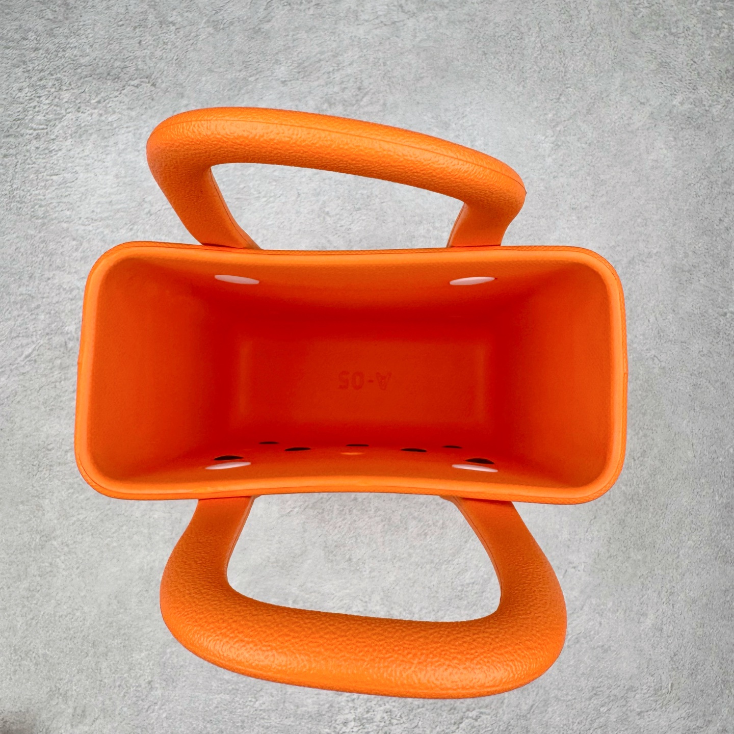 图片[4]-Crocs 卡骆驰时尚简约多巴胺日常百搭 EVA 手提包 女款 多色 纯正外贸公司zp订单 洞门新出卡骆驰洞洞包 可手提 可斜挎 每个颜色都配相对应颜色的肩带 轻到忘记存在感 手机 充电宝 雨伞 也能装 肩带加宽不勒肉 每个包包上都有5个随机微章 当然你拿到手也可以diy 暴雨也冲不垮的防水王者 一体成型橡胶包身 接缝？不存在的 去水上乐园 手机证件直接扔包里 上岸一擦就干 安全感拉满 溅到奶茶咖啡 湿巾一抹重生 懒人狂喜 要轻便选它 要防水选它 要吸睛还选它 这包把“夏日痛点”拿捏得死死的 夏天来了 阳光与沙滩季节到了 卡骆驰新出的「洞洞包」本颜控+实用党直接尖叫——防水、轻便、还能DIY 夏天背它出门简直开挂！救命！这包是懂夏天的！-选品中心