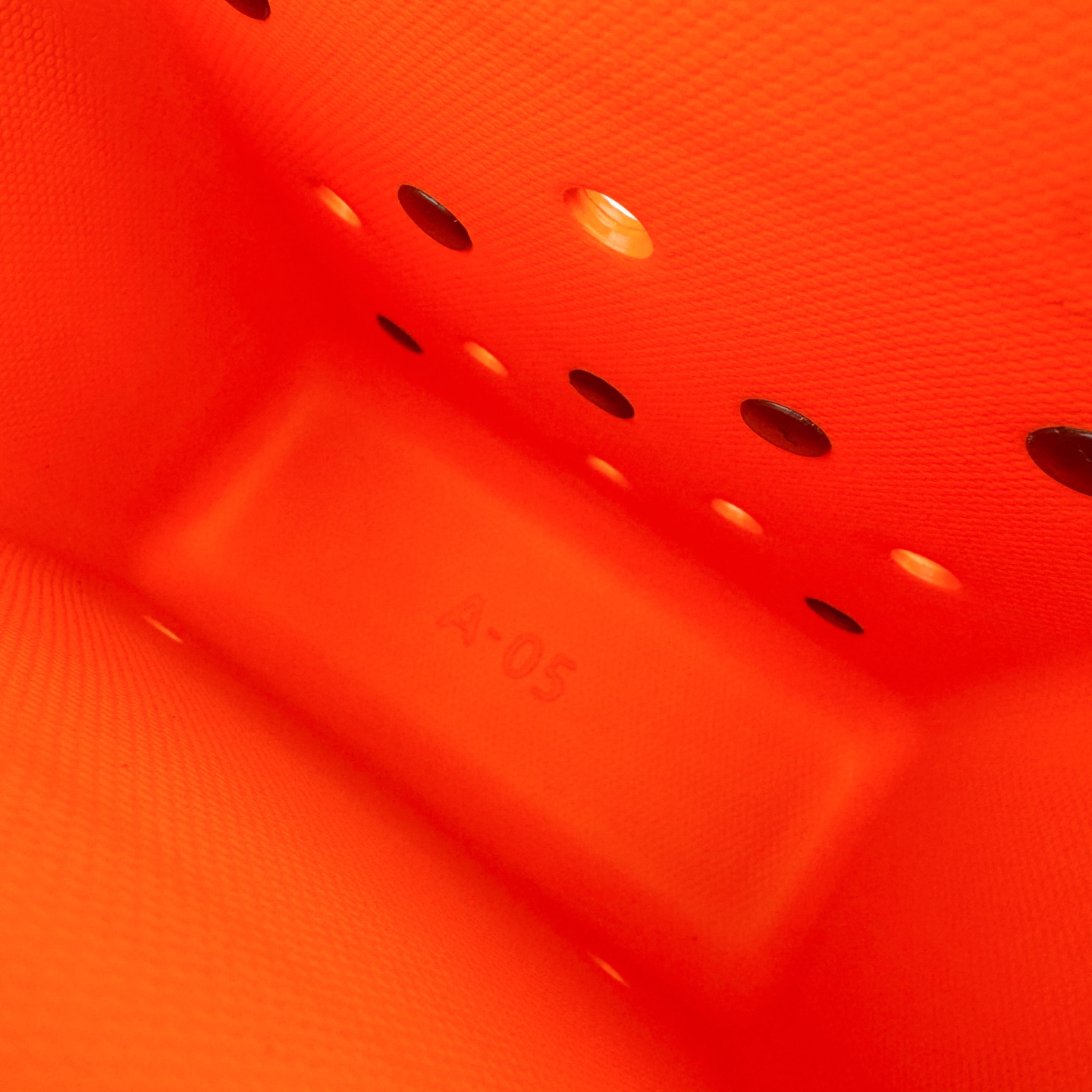 图片[7]-Crocs 卡骆驰时尚简约多巴胺日常百搭 EVA 手提包 女款 多色 纯正外贸公司zp订单 洞门新出卡骆驰洞洞包 可手提 可斜挎 每个颜色都配相对应颜色的肩带 轻到忘记存在感 手机 充电宝 雨伞 也能装 肩带加宽不勒肉 每个包包上都有5个随机微章 当然你拿到手也可以diy 暴雨也冲不垮的防水王者 一体成型橡胶包身 接缝？不存在的 去水上乐园 手机证件直接扔包里 上岸一擦就干 安全感拉满 溅到奶茶咖啡 湿巾一抹重生 懒人狂喜 要轻便选它 要防水选它 要吸睛还选它 这包把“夏日痛点”拿捏得死死的 夏天来了 阳光与沙滩季节到了 卡骆驰新出的「洞洞包」本颜控+实用党直接尖叫——防水、轻便、还能DIY 夏天背它出门简直开挂！救命！这包是懂夏天的！-选品中心