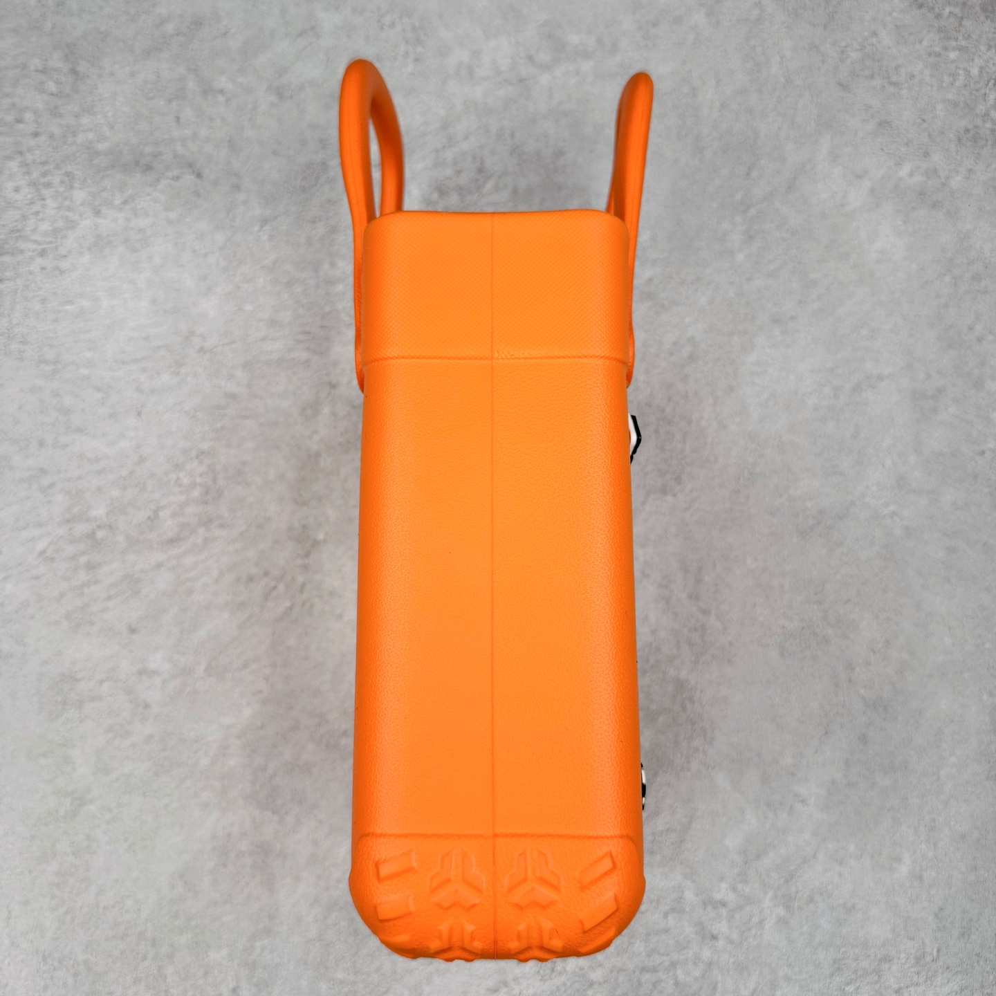 图片[3]-Crocs 卡骆驰时尚简约多巴胺日常百搭 EVA 手提包 女款 多色 纯正外贸公司zp订单 洞门新出卡骆驰洞洞包 可手提 可斜挎 每个颜色都配相对应颜色的肩带 轻到忘记存在感 手机 充电宝 雨伞 也能装 肩带加宽不勒肉 每个包包上都有5个随机微章 当然你拿到手也可以diy 暴雨也冲不垮的防水王者 一体成型橡胶包身 接缝？不存在的 去水上乐园 手机证件直接扔包里 上岸一擦就干 安全感拉满 溅到奶茶咖啡 湿巾一抹重生 懒人狂喜 要轻便选它 要防水选它 要吸睛还选它 这包把“夏日痛点”拿捏得死死的 夏天来了 阳光与沙滩季节到了 卡骆驰新出的「洞洞包」本颜控+实用党直接尖叫——防水、轻便、还能DIY 夏天背它出门简直开挂！救命！这包是懂夏天的！-选品中心