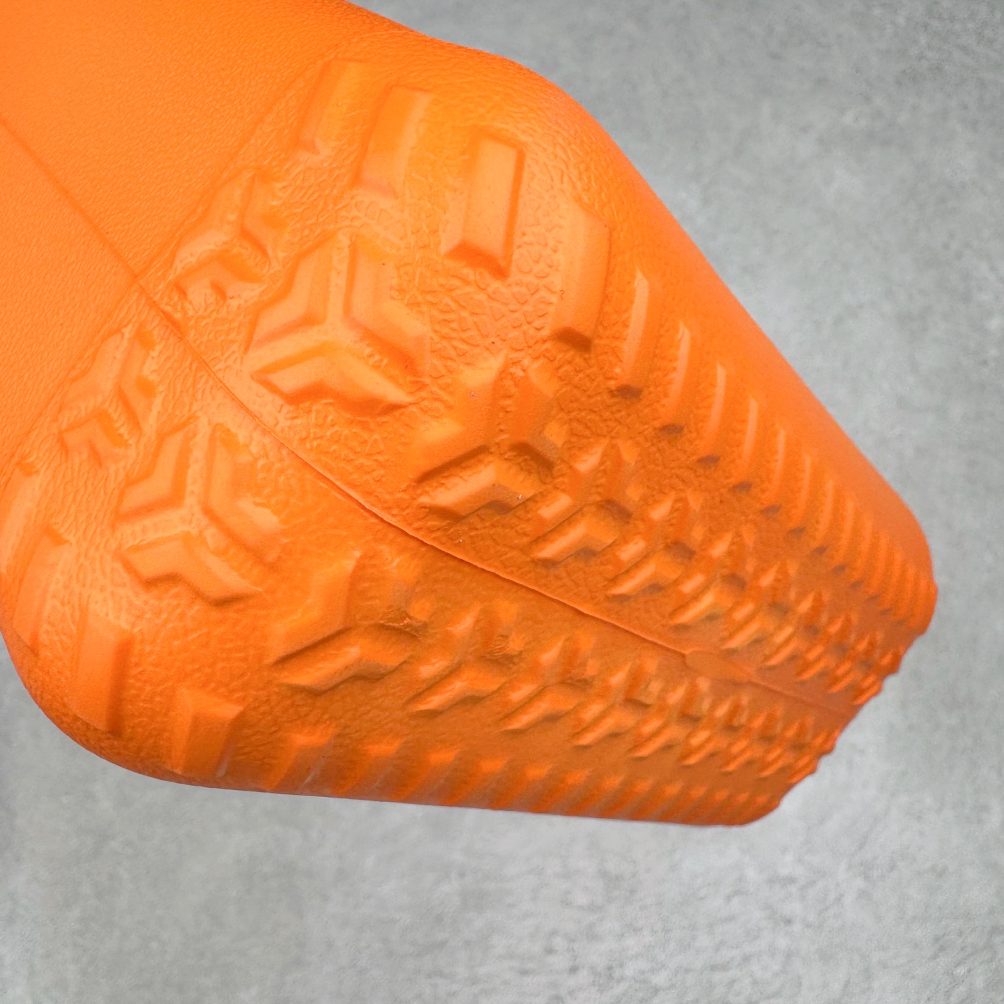 图片[5]-Crocs 卡骆驰时尚简约多巴胺日常百搭 EVA 手提包 女款 多色 纯正外贸公司zp订单 洞门新出卡骆驰洞洞包 可手提 可斜挎 每个颜色都配相对应颜色的肩带 轻到忘记存在感 手机 充电宝 雨伞 也能装 肩带加宽不勒肉 每个包包上都有5个随机微章 当然你拿到手也可以diy 暴雨也冲不垮的防水王者 一体成型橡胶包身 接缝？不存在的 去水上乐园 手机证件直接扔包里 上岸一擦就干 安全感拉满 溅到奶茶咖啡 湿巾一抹重生 懒人狂喜 要轻便选它 要防水选它 要吸睛还选它 这包把“夏日痛点”拿捏得死死的 夏天来了 阳光与沙滩季节到了 卡骆驰新出的「洞洞包」本颜控+实用党直接尖叫——防水、轻便、还能DIY 夏天背它出门简直开挂！救命！这包是懂夏天的！-选品中心