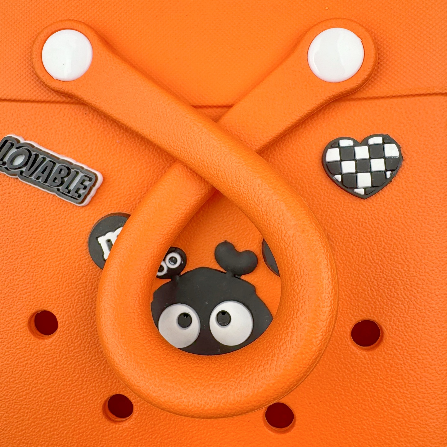 图片[9]-Crocs 卡骆驰时尚简约多巴胺日常百搭 EVA 手提包 女款 多色 纯正外贸公司zp订单 洞门新出卡骆驰洞洞包 可手提 可斜挎 每个颜色都配相对应颜色的肩带 轻到忘记存在感 手机 充电宝 雨伞 也能装 肩带加宽不勒肉 每个包包上都有5个随机微章 当然你拿到手也可以diy 暴雨也冲不垮的防水王者 一体成型橡胶包身 接缝？不存在的 去水上乐园 手机证件直接扔包里 上岸一擦就干 安全感拉满 溅到奶茶咖啡 湿巾一抹重生 懒人狂喜 要轻便选它 要防水选它 要吸睛还选它 这包把“夏日痛点”拿捏得死死的 夏天来了 阳光与沙滩季节到了 卡骆驰新出的「洞洞包」本颜控+实用党直接尖叫——防水、轻便、还能DIY 夏天背它出门简直开挂！救命！这包是懂夏天的！-选品中心