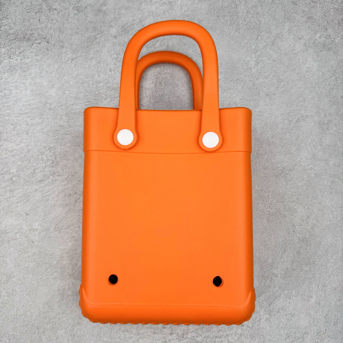 图片[2]-Crocs 卡骆驰时尚简约多巴胺日常百搭 EVA 手提包 女款 多色 纯正外贸公司zp订单 洞门新出卡骆驰洞洞包 可手提 可斜挎 每个颜色都配相对应颜色的肩带 轻到忘记存在感 手机 充电宝 雨伞 也能装 肩带加宽不勒肉 每个包包上都有5个随机微章 当然你拿到手也可以diy 暴雨也冲不垮的防水王者 一体成型橡胶包身 接缝？不存在的 去水上乐园 手机证件直接扔包里 上岸一擦就干 安全感拉满 溅到奶茶咖啡 湿巾一抹重生 懒人狂喜 要轻便选它 要防水选它 要吸睛还选它 这包把“夏日痛点”拿捏得死死的 夏天来了 阳光与沙滩季节到了 卡骆驰新出的「洞洞包」本颜控+实用党直接尖叫——防水、轻便、还能DIY 夏天背它出门简直开挂！救命！这包是懂夏天的！-选品中心