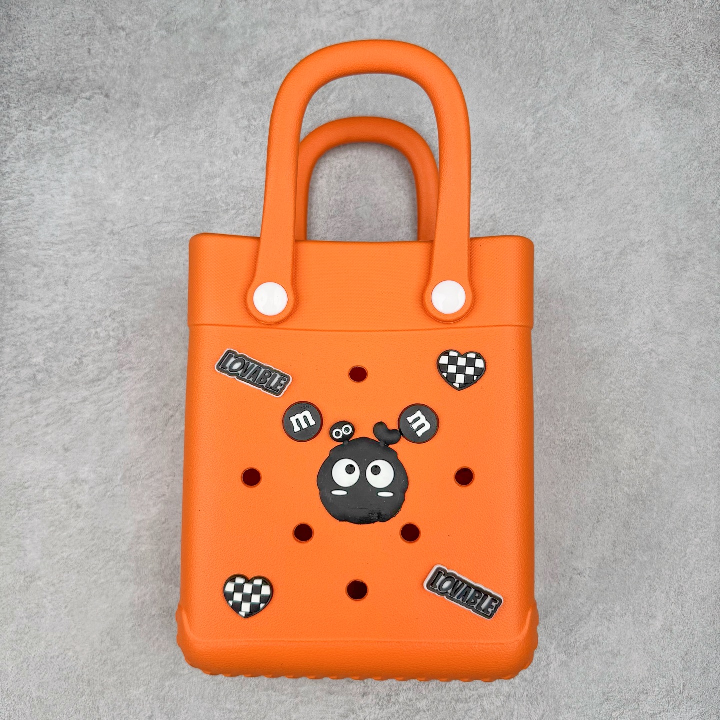 图片[9]-Crocs 卡骆驰时尚简约多巴胺日常百搭 EVA 手提包 女款 多色 纯正外贸公司zp订单 洞门新出卡骆驰洞洞包 可手提 可斜挎 每个颜色都配相对应颜色的肩带 轻到忘记存在感 手机 充电宝 雨伞 也能装 肩带加宽不勒肉 每个包包上都有5个随机微章 当然你拿到手也可以diy 暴雨也冲不垮的防水王者 一体成型橡胶包身 接缝？不存在的 去水上乐园 手机证件直接扔包里 上岸一擦就干 安全感拉满 溅到奶茶咖啡 湿巾一抹重生 懒人狂喜 要轻便选它 要防水选它 要吸睛还选它 这包把“夏日痛点”拿捏得死死的 夏天来了 阳光与沙滩季节到了 卡骆驰新出的「洞洞包」本颜控+实用党直接尖叫——防水、轻便、还能DIY 夏天背它出门简直开挂！救命！这包是懂夏天的！-选品中心