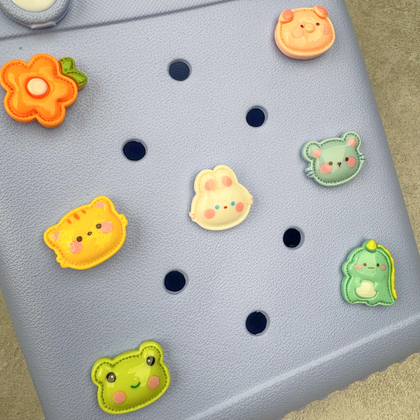 图片[8]-Crocs 卡骆驰时尚简约多巴胺日常百搭 EVA 手提包 女款 多色 纯正外贸公司zp订单 洞门新出卡骆驰洞洞包 可手提 可斜挎 每个颜色都配相对应颜色的肩带 轻到忘记存在感 手机 充电宝 雨伞 也能装 肩带加宽不勒肉 每个包包上都有5个随机微章 当然你拿到手也可以diy 暴雨也冲不垮的防水王者 一体成型橡胶包身 接缝？不存在的 去水上乐园 手机证件直接扔包里 上岸一擦就干 安全感拉满 溅到奶茶咖啡 湿巾一抹重生 懒人狂喜 要轻便选它 要防水选它 要吸睛还选它 这包把“夏日痛点”拿捏得死死的 夏天来了 阳光与沙滩季节到了 卡骆驰新出的「洞洞包」本颜控+实用党直接尖叫——防水、轻便、还能DIY 夏天背它出门简直开挂！救命！这包是懂夏天的！-选品中心