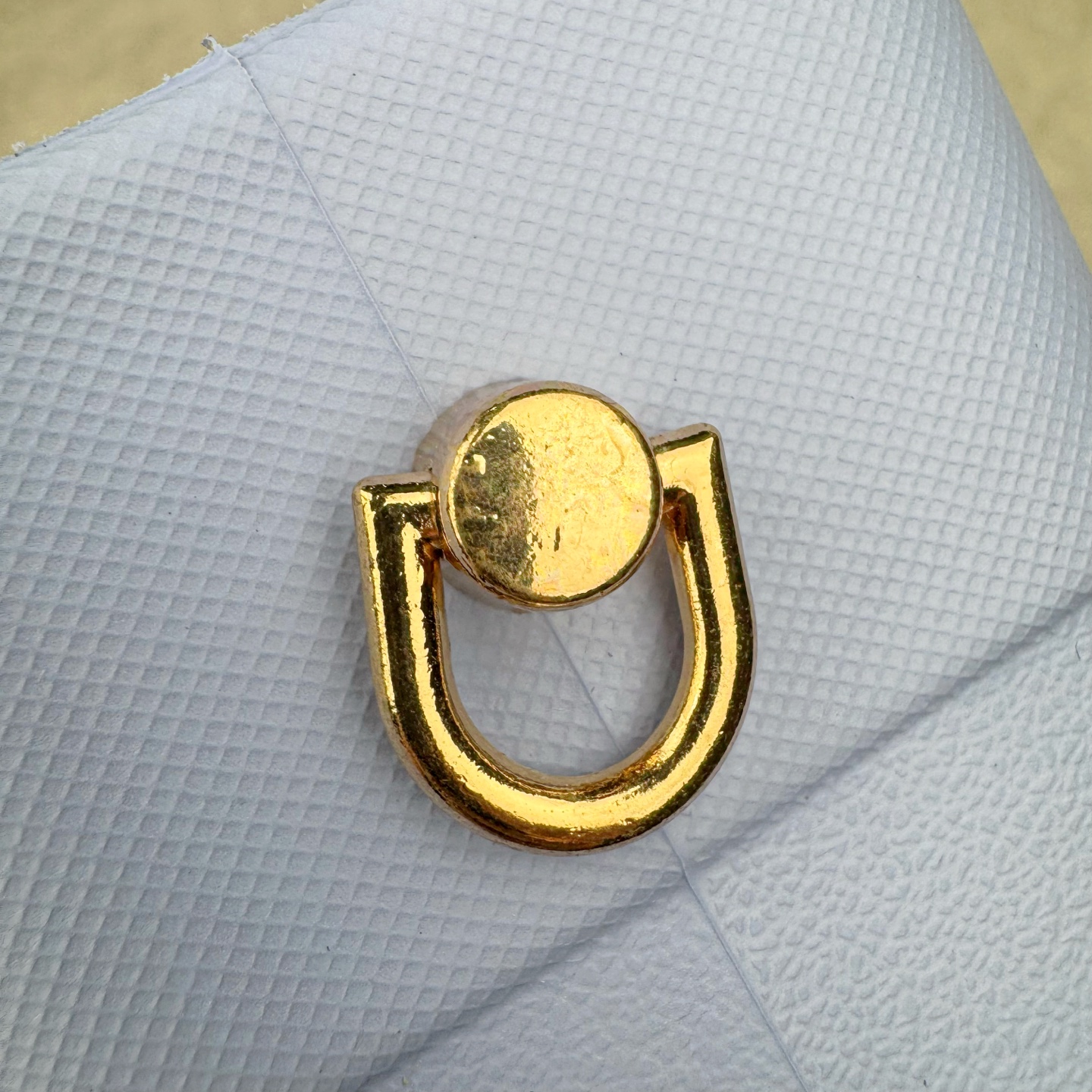 图片[5]-Crocs 卡骆驰时尚简约多巴胺日常百搭 EVA 手提包 女款 多色 纯正外贸公司zp订单 洞门新出卡骆驰洞洞包 可手提 可斜挎 每个颜色都配相对应颜色的肩带 轻到忘记存在感 手机 充电宝 雨伞 也能装 肩带加宽不勒肉 每个包包上都有5个随机微章 当然你拿到手也可以diy 暴雨也冲不垮的防水王者 一体成型橡胶包身 接缝？不存在的 去水上乐园 手机证件直接扔包里 上岸一擦就干 安全感拉满 溅到奶茶咖啡 湿巾一抹重生 懒人狂喜 要轻便选它 要防水选它 要吸睛还选它 这包把“夏日痛点”拿捏得死死的 夏天来了 阳光与沙滩季节到了 卡骆驰新出的「洞洞包」本颜控+实用党直接尖叫——防水、轻便、还能DIY 夏天背它出门简直开挂！救命！这包是懂夏天的！-选品中心