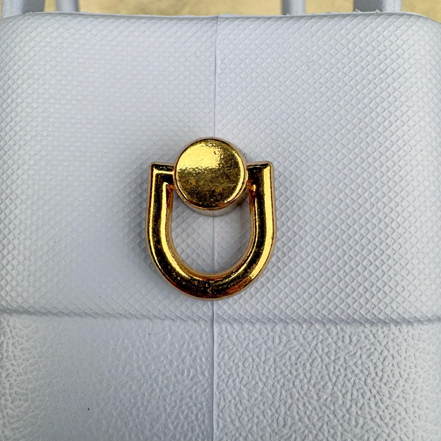 图片[9]-Crocs 卡骆驰时尚简约多巴胺日常百搭 EVA 手提包 女款 多色 纯正外贸公司zp订单 洞门新出卡骆驰洞洞包 可手提 可斜挎 每个颜色都配相对应颜色的肩带 轻到忘记存在感 手机 充电宝 雨伞 也能装 肩带加宽不勒肉 每个包包上都有5个随机微章 当然你拿到手也可以diy 暴雨也冲不垮的防水王者 一体成型橡胶包身 接缝？不存在的 去水上乐园 手机证件直接扔包里 上岸一擦就干 安全感拉满 溅到奶茶咖啡 湿巾一抹重生 懒人狂喜 要轻便选它 要防水选它 要吸睛还选它 这包把“夏日痛点”拿捏得死死的 夏天来了 阳光与沙滩季节到了 卡骆驰新出的「洞洞包」本颜控+实用党直接尖叫——防水、轻便、还能DIY 夏天背它出门简直开挂！救命！这包是懂夏天的！-选品中心