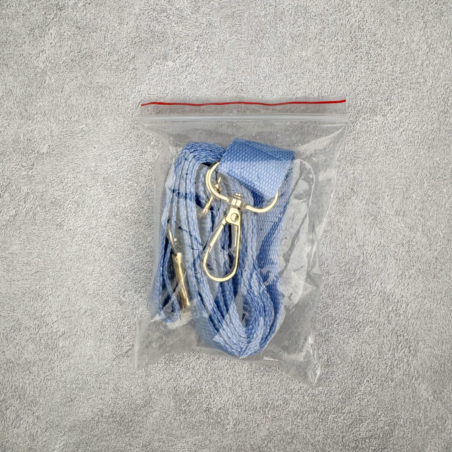 图片[7]-Crocs 卡骆驰时尚简约多巴胺日常百搭 EVA 手提包 女款 多色 纯正外贸公司zp订单 洞门新出卡骆驰洞洞包 可手提 可斜挎 每个颜色都配相对应颜色的肩带 轻到忘记存在感 手机 充电宝 雨伞 也能装 肩带加宽不勒肉 每个包包上都有5个随机微章 当然你拿到手也可以diy 暴雨也冲不垮的防水王者 一体成型橡胶包身 接缝？不存在的 去水上乐园 手机证件直接扔包里 上岸一擦就干 安全感拉满 溅到奶茶咖啡 湿巾一抹重生 懒人狂喜 要轻便选它 要防水选它 要吸睛还选它 这包把“夏日痛点”拿捏得死死的 夏天来了 阳光与沙滩季节到了 卡骆驰新出的「洞洞包」本颜控+实用党直接尖叫——防水、轻便、还能DIY 夏天背它出门简直开挂！救命！这包是懂夏天的！-选品中心