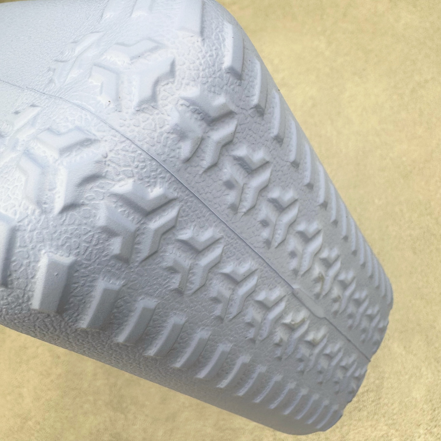 图片[6]-Crocs 卡骆驰时尚简约多巴胺日常百搭 EVA 手提包 女款 多色 纯正外贸公司zp订单 洞门新出卡骆驰洞洞包 可手提 可斜挎 每个颜色都配相对应颜色的肩带 轻到忘记存在感 手机 充电宝 雨伞 也能装 肩带加宽不勒肉 每个包包上都有5个随机微章 当然你拿到手也可以diy 暴雨也冲不垮的防水王者 一体成型橡胶包身 接缝？不存在的 去水上乐园 手机证件直接扔包里 上岸一擦就干 安全感拉满 溅到奶茶咖啡 湿巾一抹重生 懒人狂喜 要轻便选它 要防水选它 要吸睛还选它 这包把“夏日痛点”拿捏得死死的 夏天来了 阳光与沙滩季节到了 卡骆驰新出的「洞洞包」本颜控+实用党直接尖叫——防水、轻便、还能DIY 夏天背它出门简直开挂！救命！这包是懂夏天的！-选品中心