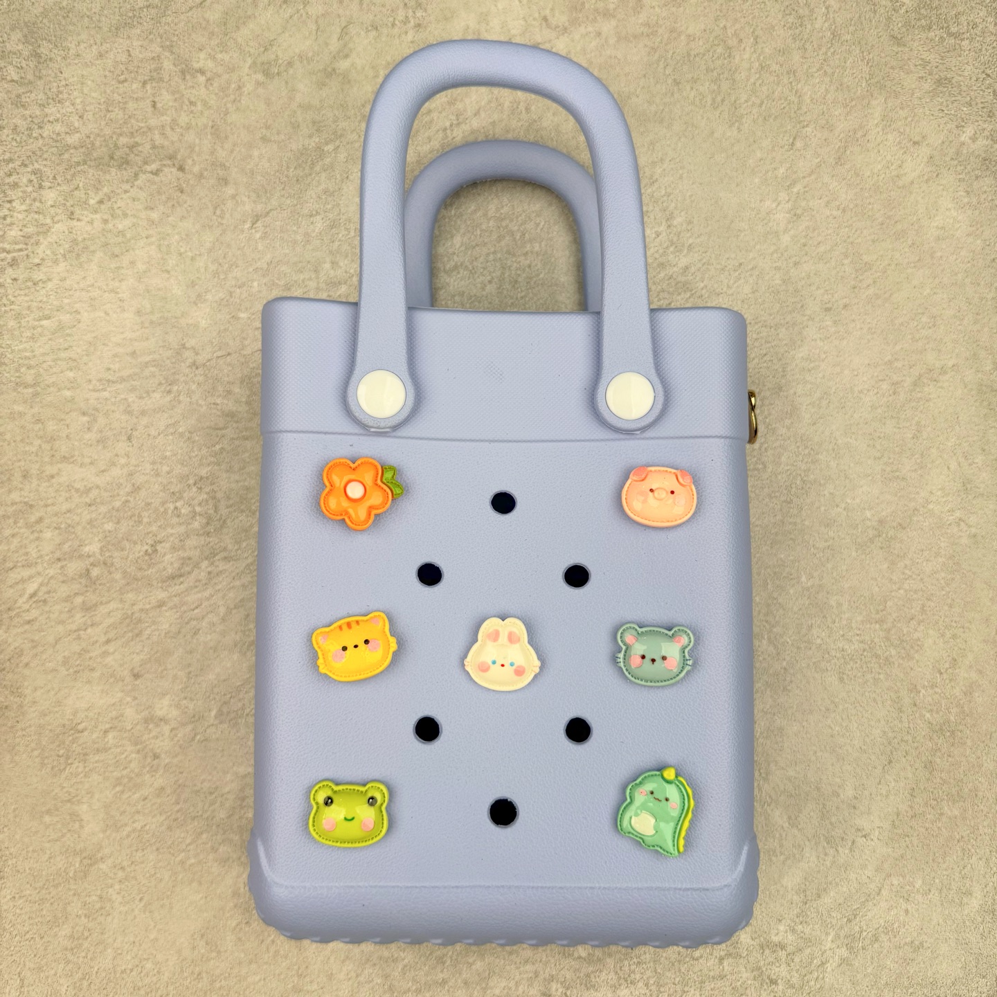 图片[8]-Crocs 卡骆驰时尚简约多巴胺日常百搭 EVA 手提包 女款 多色 纯正外贸公司zp订单 洞门新出卡骆驰洞洞包 可手提 可斜挎 每个颜色都配相对应颜色的肩带 轻到忘记存在感 手机 充电宝 雨伞 也能装 肩带加宽不勒肉 每个包包上都有5个随机微章 当然你拿到手也可以diy 暴雨也冲不垮的防水王者 一体成型橡胶包身 接缝？不存在的 去水上乐园 手机证件直接扔包里 上岸一擦就干 安全感拉满 溅到奶茶咖啡 湿巾一抹重生 懒人狂喜 要轻便选它 要防水选它 要吸睛还选它 这包把“夏日痛点”拿捏得死死的 夏天来了 阳光与沙滩季节到了 卡骆驰新出的「洞洞包」本颜控+实用党直接尖叫——防水、轻便、还能DIY 夏天背它出门简直开挂！救命！这包是懂夏天的！-选品中心