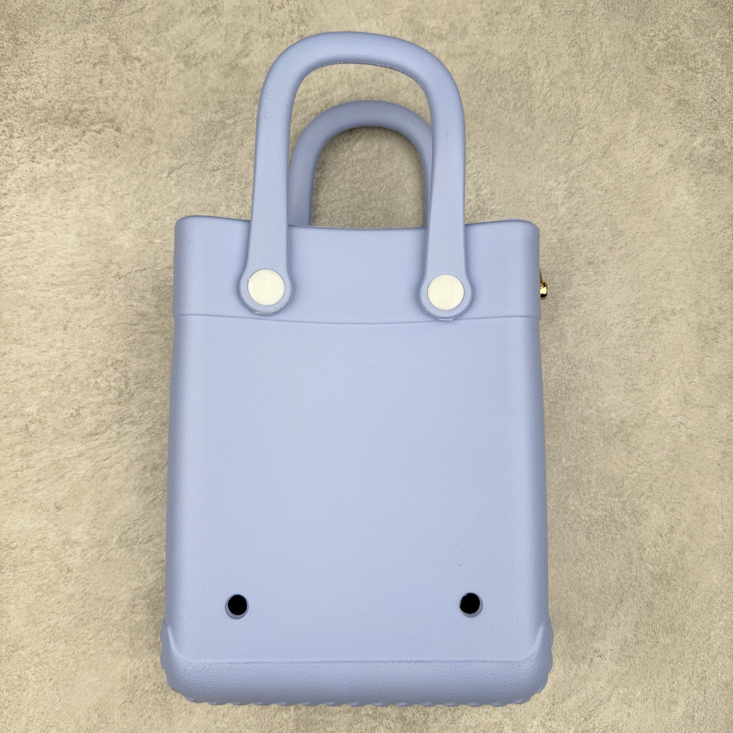 图片[2]-Crocs 卡骆驰时尚简约多巴胺日常百搭 EVA 手提包 女款 多色 纯正外贸公司zp订单 洞门新出卡骆驰洞洞包 可手提 可斜挎 每个颜色都配相对应颜色的肩带 轻到忘记存在感 手机 充电宝 雨伞 也能装 肩带加宽不勒肉 每个包包上都有5个随机微章 当然你拿到手也可以diy 暴雨也冲不垮的防水王者 一体成型橡胶包身 接缝？不存在的 去水上乐园 手机证件直接扔包里 上岸一擦就干 安全感拉满 溅到奶茶咖啡 湿巾一抹重生 懒人狂喜 要轻便选它 要防水选它 要吸睛还选它 这包把“夏日痛点”拿捏得死死的 夏天来了 阳光与沙滩季节到了 卡骆驰新出的「洞洞包」本颜控+实用党直接尖叫——防水、轻便、还能DIY 夏天背它出门简直开挂！救命！这包是懂夏天的！-选品中心