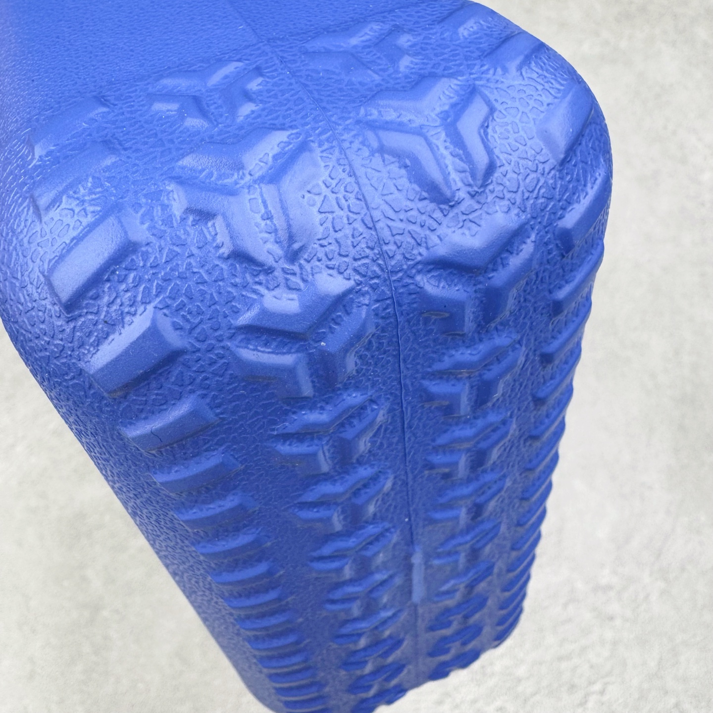 图片[4]-Crocs 卡骆驰时尚简约多巴胺日常百搭 EVA 手提包 女款 多色 纯正外贸公司zp订单 洞门新出卡骆驰洞洞包 可手提 可斜挎 每个颜色都配相对应颜色的肩带 轻到忘记存在感 手机 充电宝 雨伞 也能装 肩带加宽不勒肉 每个包包上都有5个随机微章 当然你拿到手也可以diy 暴雨也冲不垮的防水王者 一体成型橡胶包身 接缝？不存在的 去水上乐园 手机证件直接扔包里 上岸一擦就干 安全感拉满 溅到奶茶咖啡 湿巾一抹重生 懒人狂喜 要轻便选它 要防水选它 要吸睛还选它 这包把“夏日痛点”拿捏得死死的 夏天来了 阳光与沙滩季节到了 卡骆驰新出的「洞洞包」本颜控+实用党直接尖叫——防水、轻便、还能DIY 夏天背它出门简直开挂！救命！这包是懂夏天的！-选品中心