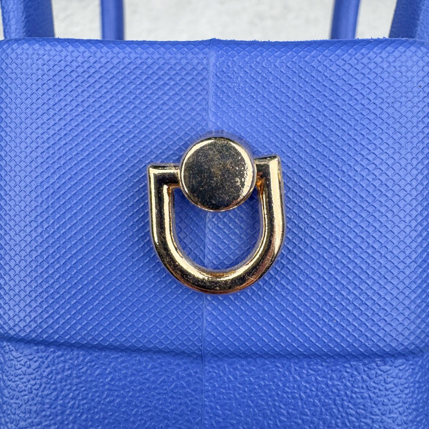 图片[5]-Crocs 卡骆驰时尚简约多巴胺日常百搭 EVA 手提包 女款 多色 纯正外贸公司zp订单 洞门新出卡骆驰洞洞包 可手提 可斜挎 每个颜色都配相对应颜色的肩带 轻到忘记存在感 手机 充电宝 雨伞 也能装 肩带加宽不勒肉 每个包包上都有5个随机微章 当然你拿到手也可以diy 暴雨也冲不垮的防水王者 一体成型橡胶包身 接缝？不存在的 去水上乐园 手机证件直接扔包里 上岸一擦就干 安全感拉满 溅到奶茶咖啡 湿巾一抹重生 懒人狂喜 要轻便选它 要防水选它 要吸睛还选它 这包把“夏日痛点”拿捏得死死的 夏天来了 阳光与沙滩季节到了 卡骆驰新出的「洞洞包」本颜控+实用党直接尖叫——防水、轻便、还能DIY 夏天背它出门简直开挂！救命！这包是懂夏天的！-选品中心