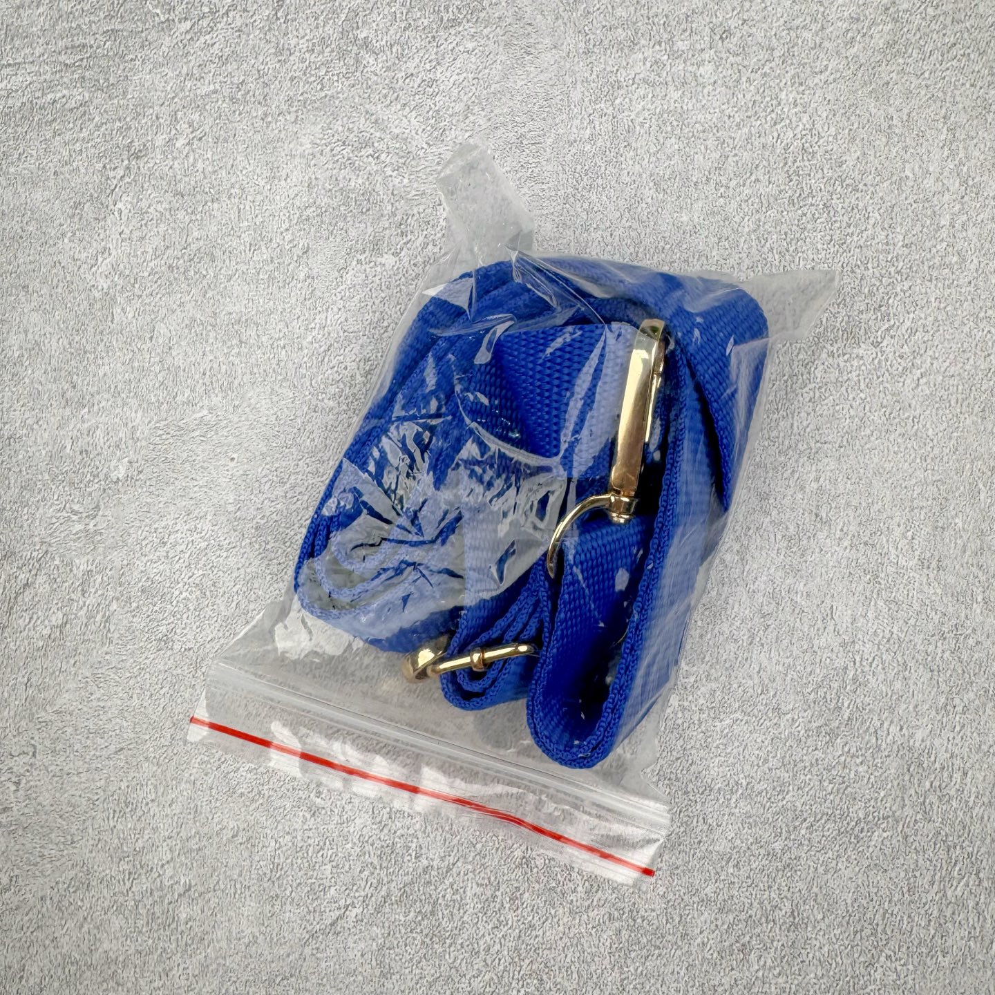 图片[8]-Crocs 卡骆驰时尚简约多巴胺日常百搭 EVA 手提包 女款 多色 纯正外贸公司zp订单 洞门新出卡骆驰洞洞包 可手提 可斜挎 每个颜色都配相对应颜色的肩带 轻到忘记存在感 手机 充电宝 雨伞 也能装 肩带加宽不勒肉 每个包包上都有5个随机微章 当然你拿到手也可以diy 暴雨也冲不垮的防水王者 一体成型橡胶包身 接缝？不存在的 去水上乐园 手机证件直接扔包里 上岸一擦就干 安全感拉满 溅到奶茶咖啡 湿巾一抹重生 懒人狂喜 要轻便选它 要防水选它 要吸睛还选它 这包把“夏日痛点”拿捏得死死的 夏天来了 阳光与沙滩季节到了 卡骆驰新出的「洞洞包」本颜控+实用党直接尖叫——防水、轻便、还能DIY 夏天背它出门简直开挂！救命！这包是懂夏天的！-选品中心