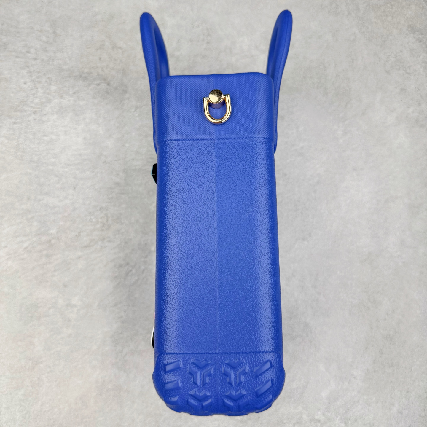 图片[3]-Crocs 卡骆驰时尚简约多巴胺日常百搭 EVA 手提包 女款 多色 纯正外贸公司zp订单 洞门新出卡骆驰洞洞包 可手提 可斜挎 每个颜色都配相对应颜色的肩带 轻到忘记存在感 手机 充电宝 雨伞 也能装 肩带加宽不勒肉 每个包包上都有5个随机微章 当然你拿到手也可以diy 暴雨也冲不垮的防水王者 一体成型橡胶包身 接缝？不存在的 去水上乐园 手机证件直接扔包里 上岸一擦就干 安全感拉满 溅到奶茶咖啡 湿巾一抹重生 懒人狂喜 要轻便选它 要防水选它 要吸睛还选它 这包把“夏日痛点”拿捏得死死的 夏天来了 阳光与沙滩季节到了 卡骆驰新出的「洞洞包」本颜控+实用党直接尖叫——防水、轻便、还能DIY 夏天背它出门简直开挂！救命！这包是懂夏天的！-选品中心