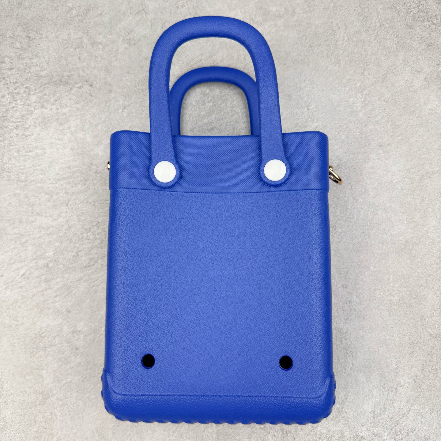 图片[2]-Crocs 卡骆驰时尚简约多巴胺日常百搭 EVA 手提包 女款 多色 纯正外贸公司zp订单 洞门新出卡骆驰洞洞包 可手提 可斜挎 每个颜色都配相对应颜色的肩带 轻到忘记存在感 手机 充电宝 雨伞 也能装 肩带加宽不勒肉 每个包包上都有5个随机微章 当然你拿到手也可以diy 暴雨也冲不垮的防水王者 一体成型橡胶包身 接缝？不存在的 去水上乐园 手机证件直接扔包里 上岸一擦就干 安全感拉满 溅到奶茶咖啡 湿巾一抹重生 懒人狂喜 要轻便选它 要防水选它 要吸睛还选它 这包把“夏日痛点”拿捏得死死的 夏天来了 阳光与沙滩季节到了 卡骆驰新出的「洞洞包」本颜控+实用党直接尖叫——防水、轻便、还能DIY 夏天背它出门简直开挂！救命！这包是懂夏天的！-选品中心