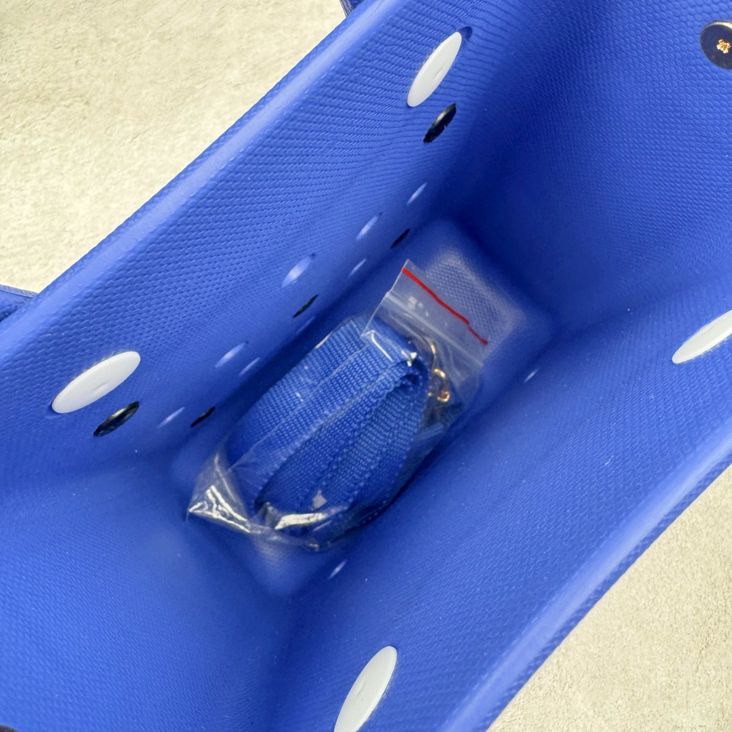 图片[7]-Crocs 卡骆驰时尚简约多巴胺日常百搭 EVA 手提包 女款 多色 纯正外贸公司zp订单 洞门新出卡骆驰洞洞包 可手提 可斜挎 每个颜色都配相对应颜色的肩带 轻到忘记存在感 手机 充电宝 雨伞 也能装 肩带加宽不勒肉 每个包包上都有5个随机微章 当然你拿到手也可以diy 暴雨也冲不垮的防水王者 一体成型橡胶包身 接缝？不存在的 去水上乐园 手机证件直接扔包里 上岸一擦就干 安全感拉满 溅到奶茶咖啡 湿巾一抹重生 懒人狂喜 要轻便选它 要防水选它 要吸睛还选它 这包把“夏日痛点”拿捏得死死的 夏天来了 阳光与沙滩季节到了 卡骆驰新出的「洞洞包」本颜控+实用党直接尖叫——防水、轻便、还能DIY 夏天背它出门简直开挂！救命！这包是懂夏天的！-选品中心