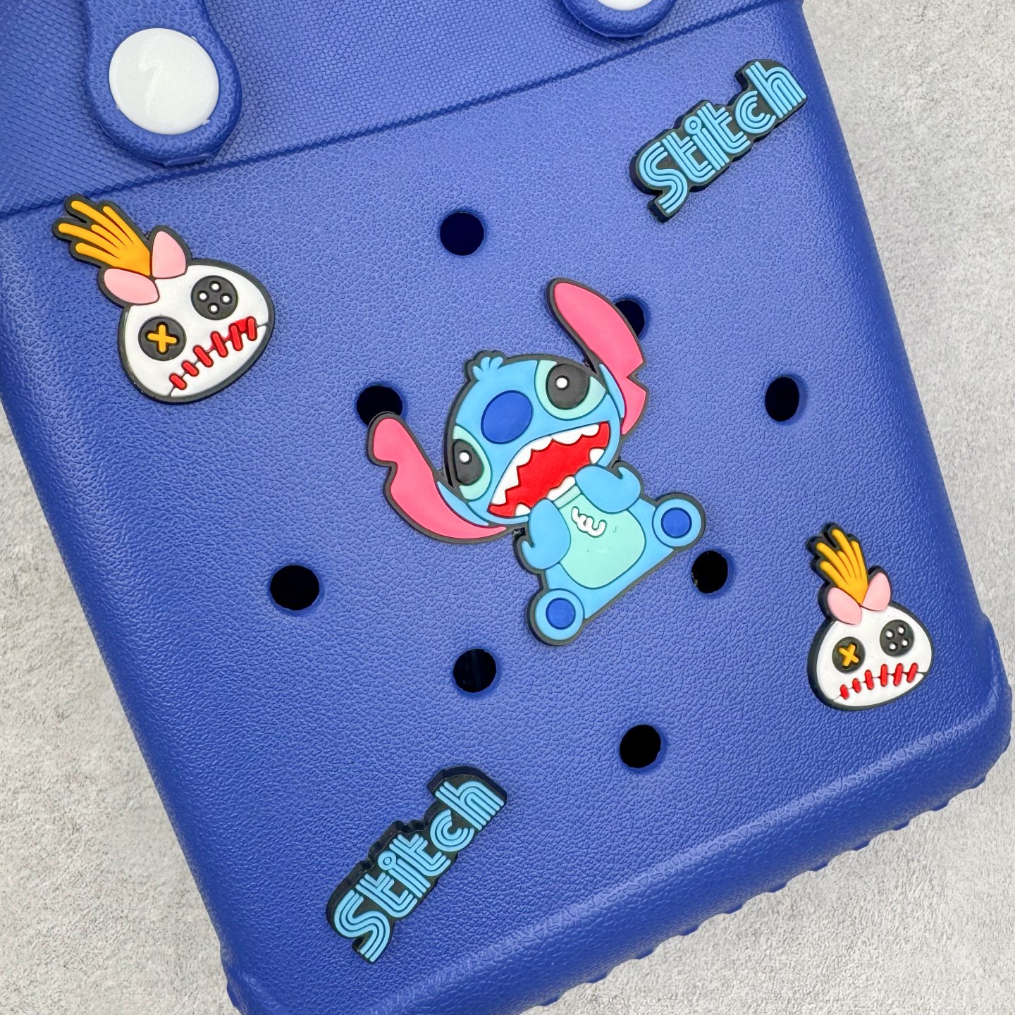 图片[6]-Crocs 卡骆驰时尚简约多巴胺日常百搭 EVA 手提包 女款 多色 纯正外贸公司zp订单 洞门新出卡骆驰洞洞包 可手提 可斜挎 每个颜色都配相对应颜色的肩带 轻到忘记存在感 手机 充电宝 雨伞 也能装 肩带加宽不勒肉 每个包包上都有5个随机微章 当然你拿到手也可以diy 暴雨也冲不垮的防水王者 一体成型橡胶包身 接缝？不存在的 去水上乐园 手机证件直接扔包里 上岸一擦就干 安全感拉满 溅到奶茶咖啡 湿巾一抹重生 懒人狂喜 要轻便选它 要防水选它 要吸睛还选它 这包把“夏日痛点”拿捏得死死的 夏天来了 阳光与沙滩季节到了 卡骆驰新出的「洞洞包」本颜控+实用党直接尖叫——防水、轻便、还能DIY 夏天背它出门简直开挂！救命！这包是懂夏天的！-选品中心