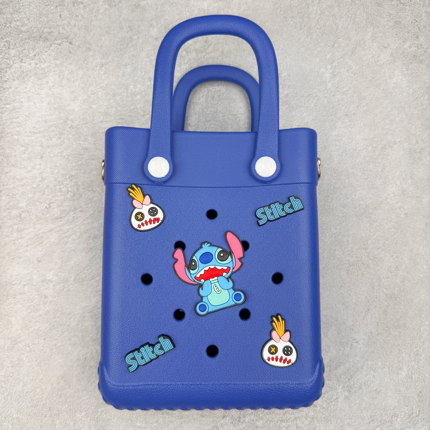 图片[6]-Crocs 卡骆驰时尚简约多巴胺日常百搭 EVA 手提包 女款 多色 纯正外贸公司zp订单 洞门新出卡骆驰洞洞包 可手提 可斜挎 每个颜色都配相对应颜色的肩带 轻到忘记存在感 手机 充电宝 雨伞 也能装 肩带加宽不勒肉 每个包包上都有5个随机微章 当然你拿到手也可以diy 暴雨也冲不垮的防水王者 一体成型橡胶包身 接缝？不存在的 去水上乐园 手机证件直接扔包里 上岸一擦就干 安全感拉满 溅到奶茶咖啡 湿巾一抹重生 懒人狂喜 要轻便选它 要防水选它 要吸睛还选它 这包把“夏日痛点”拿捏得死死的 夏天来了 阳光与沙滩季节到了 卡骆驰新出的「洞洞包」本颜控+实用党直接尖叫——防水、轻便、还能DIY 夏天背它出门简直开挂！救命！这包是懂夏天的！-选品中心