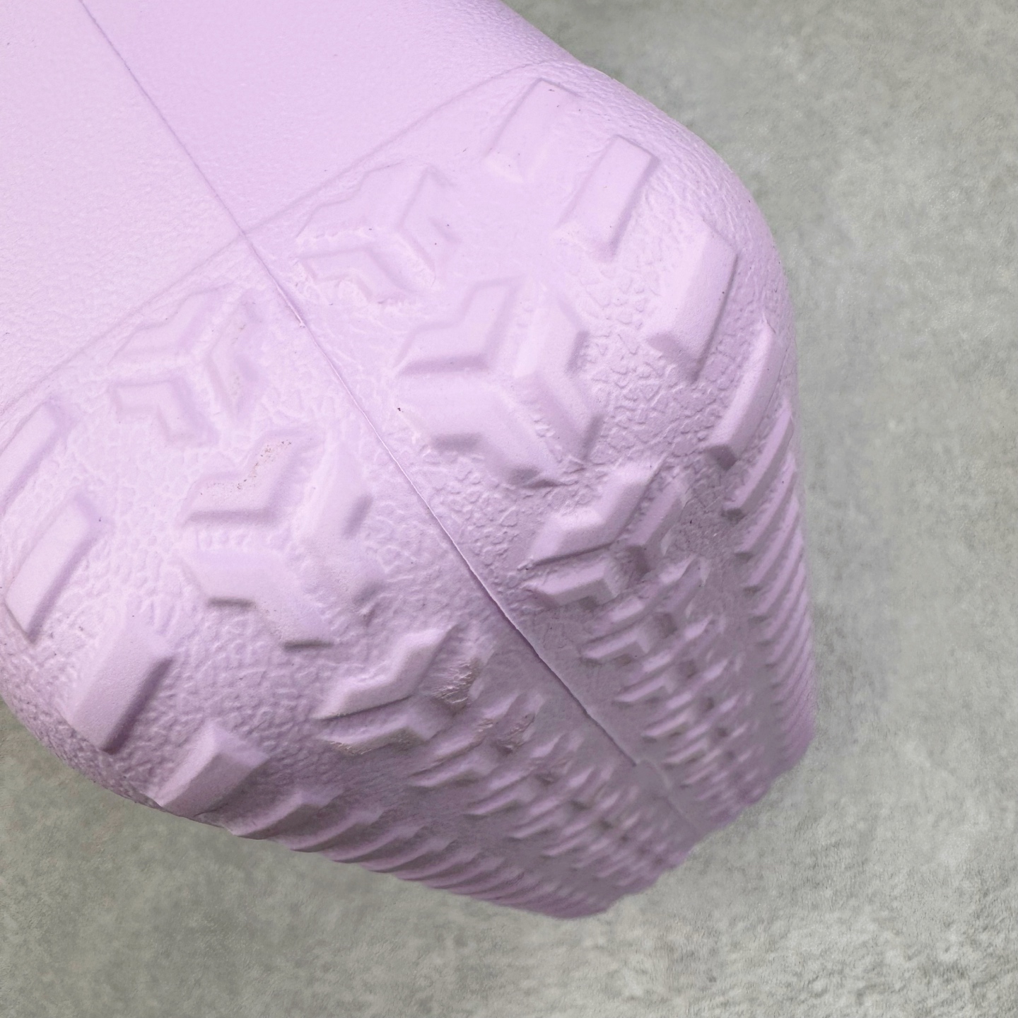 图片[6]-Crocs 卡骆驰时尚简约多巴胺日常百搭 EVA 手提包 女款 多色 纯正外贸公司zp订单 洞门新出卡骆驰洞洞包 可手提 可斜挎 每个颜色都配相对应颜色的肩带 轻到忘记存在感 手机 充电宝 雨伞 也能装 肩带加宽不勒肉 每个包包上都有5个随机微章 当然你拿到手也可以diy 暴雨也冲不垮的防水王者 一体成型橡胶包身 接缝？不存在的 去水上乐园 手机证件直接扔包里 上岸一擦就干 安全感拉满 溅到奶茶咖啡 湿巾一抹重生 懒人狂喜 要轻便选它 要防水选它 要吸睛还选它 这包把“夏日痛点”拿捏得死死的 夏天来了 阳光与沙滩季节到了 卡骆驰新出的「洞洞包」本颜控+实用党直接尖叫——防水、轻便、还能DIY 夏天背它出门简直开挂！救命！这包是懂夏天的！-选品中心