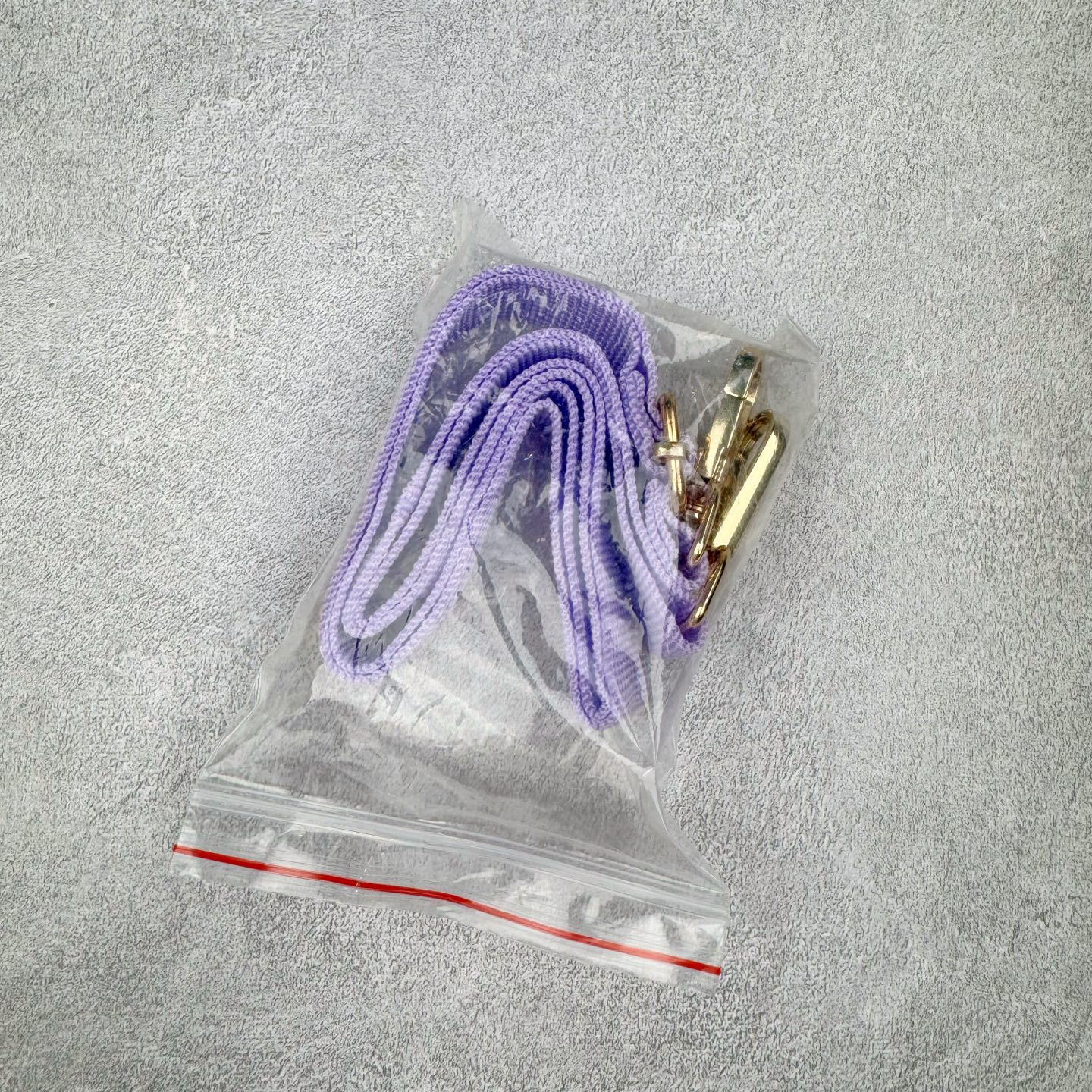 图片[9]-Crocs 卡骆驰时尚简约多巴胺日常百搭 EVA 手提包 女款 多色 纯正外贸公司zp订单 洞门新出卡骆驰洞洞包 可手提 可斜挎 每个颜色都配相对应颜色的肩带 轻到忘记存在感 手机 充电宝 雨伞 也能装 肩带加宽不勒肉 每个包包上都有5个随机微章 当然你拿到手也可以diy 暴雨也冲不垮的防水王者 一体成型橡胶包身 接缝？不存在的 去水上乐园 手机证件直接扔包里 上岸一擦就干 安全感拉满 溅到奶茶咖啡 湿巾一抹重生 懒人狂喜 要轻便选它 要防水选它 要吸睛还选它 这包把“夏日痛点”拿捏得死死的 夏天来了 阳光与沙滩季节到了 卡骆驰新出的「洞洞包」本颜控+实用党直接尖叫——防水、轻便、还能DIY 夏天背它出门简直开挂！救命！这包是懂夏天的！-选品中心