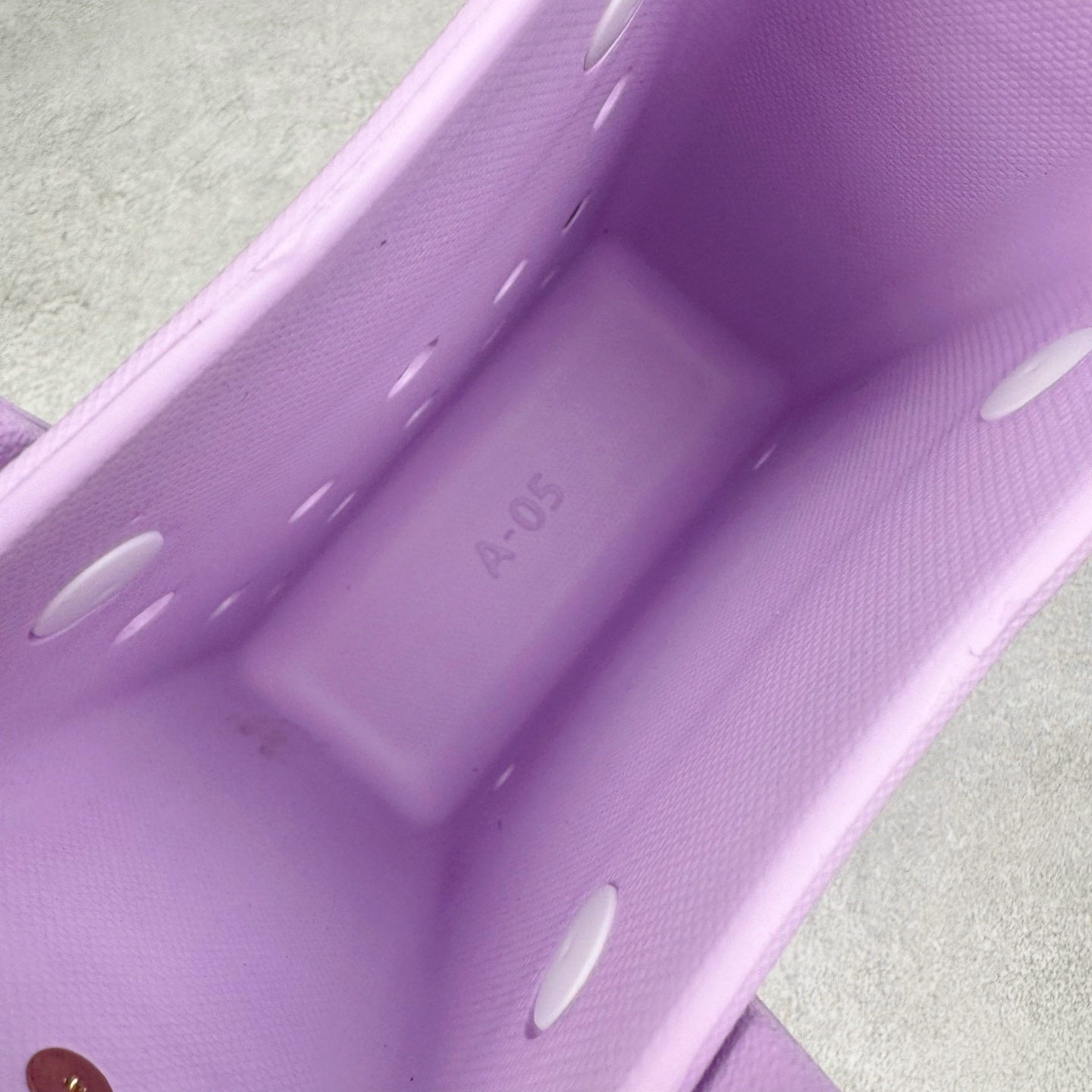 图片[8]-Crocs 卡骆驰时尚简约多巴胺日常百搭 EVA 手提包 女款 多色 纯正外贸公司zp订单 洞门新出卡骆驰洞洞包 可手提 可斜挎 每个颜色都配相对应颜色的肩带 轻到忘记存在感 手机 充电宝 雨伞 也能装 肩带加宽不勒肉 每个包包上都有5个随机微章 当然你拿到手也可以diy 暴雨也冲不垮的防水王者 一体成型橡胶包身 接缝？不存在的 去水上乐园 手机证件直接扔包里 上岸一擦就干 安全感拉满 溅到奶茶咖啡 湿巾一抹重生 懒人狂喜 要轻便选它 要防水选它 要吸睛还选它 这包把“夏日痛点”拿捏得死死的 夏天来了 阳光与沙滩季节到了 卡骆驰新出的「洞洞包」本颜控+实用党直接尖叫——防水、轻便、还能DIY 夏天背它出门简直开挂！救命！这包是懂夏天的！-选品中心