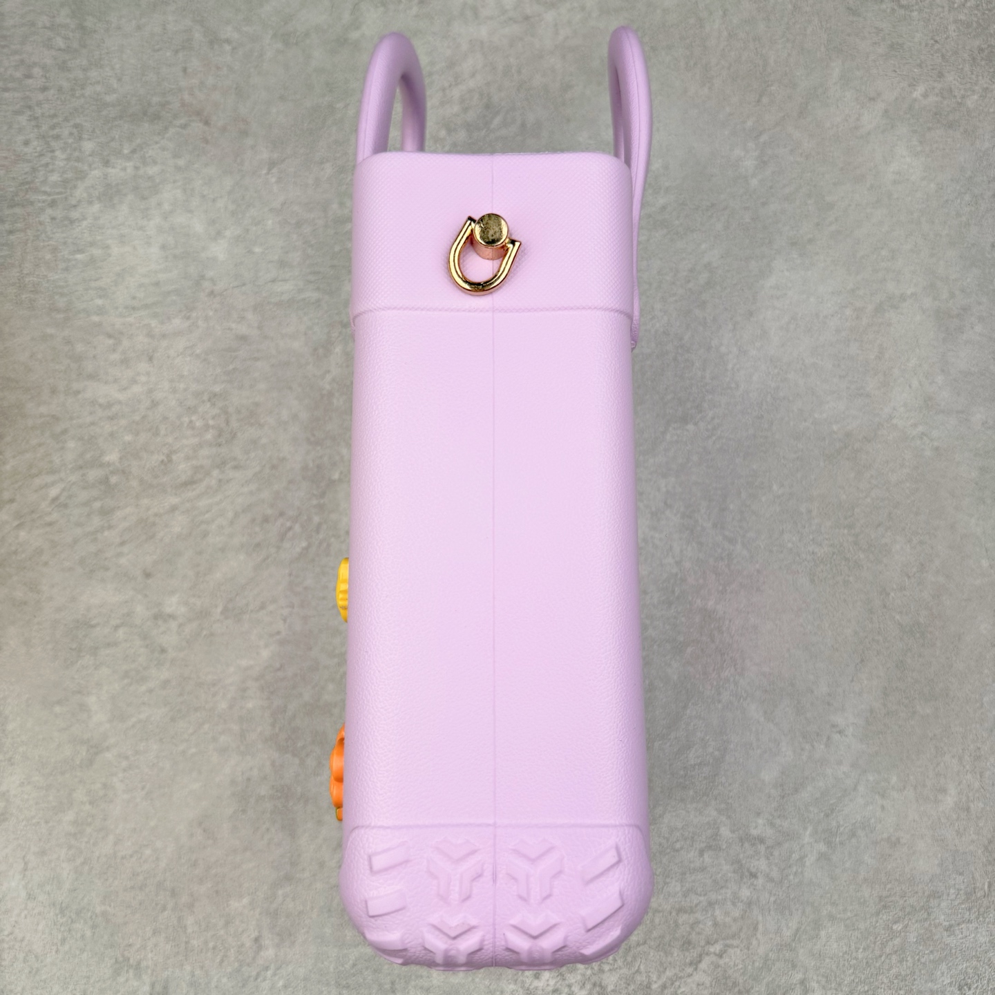 图片[3]-Crocs 卡骆驰时尚简约多巴胺日常百搭 EVA 手提包 女款 多色 纯正外贸公司zp订单 洞门新出卡骆驰洞洞包 可手提 可斜挎 每个颜色都配相对应颜色的肩带 轻到忘记存在感 手机 充电宝 雨伞 也能装 肩带加宽不勒肉 每个包包上都有5个随机微章 当然你拿到手也可以diy 暴雨也冲不垮的防水王者 一体成型橡胶包身 接缝？不存在的 去水上乐园 手机证件直接扔包里 上岸一擦就干 安全感拉满 溅到奶茶咖啡 湿巾一抹重生 懒人狂喜 要轻便选它 要防水选它 要吸睛还选它 这包把“夏日痛点”拿捏得死死的 夏天来了 阳光与沙滩季节到了 卡骆驰新出的「洞洞包」本颜控+实用党直接尖叫——防水、轻便、还能DIY 夏天背它出门简直开挂！救命！这包是懂夏天的！-选品中心