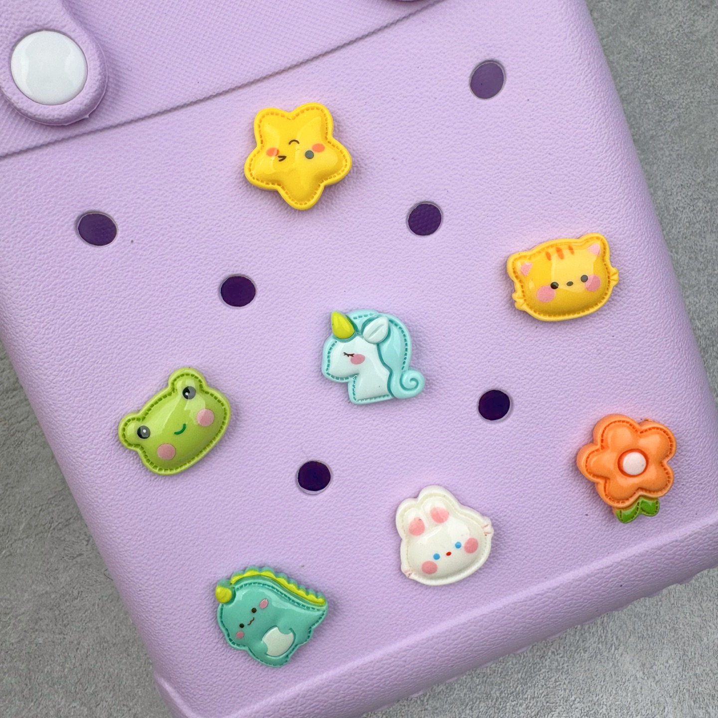 图片[4]-Crocs 卡骆驰时尚简约多巴胺日常百搭 EVA 手提包 女款 多色 纯正外贸公司zp订单 洞门新出卡骆驰洞洞包 可手提 可斜挎 每个颜色都配相对应颜色的肩带 轻到忘记存在感 手机 充电宝 雨伞 也能装 肩带加宽不勒肉 每个包包上都有5个随机微章 当然你拿到手也可以diy 暴雨也冲不垮的防水王者 一体成型橡胶包身 接缝？不存在的 去水上乐园 手机证件直接扔包里 上岸一擦就干 安全感拉满 溅到奶茶咖啡 湿巾一抹重生 懒人狂喜 要轻便选它 要防水选它 要吸睛还选它 这包把“夏日痛点”拿捏得死死的 夏天来了 阳光与沙滩季节到了 卡骆驰新出的「洞洞包」本颜控+实用党直接尖叫——防水、轻便、还能DIY 夏天背它出门简直开挂！救命！这包是懂夏天的！-选品中心