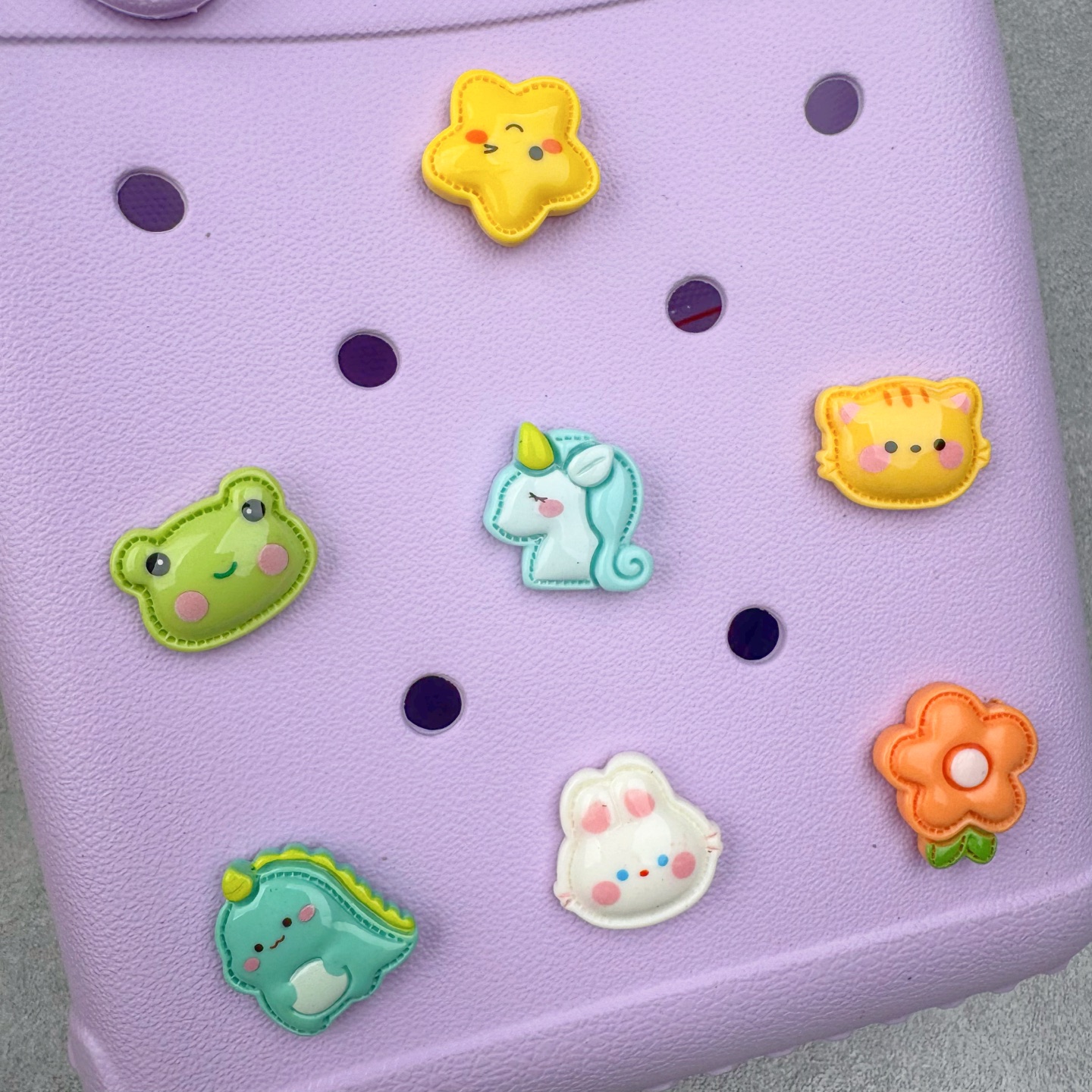 图片[10]-Crocs 卡骆驰时尚简约多巴胺日常百搭 EVA 手提包 女款 多色 纯正外贸公司zp订单 洞门新出卡骆驰洞洞包 可手提 可斜挎 每个颜色都配相对应颜色的肩带 轻到忘记存在感 手机 充电宝 雨伞 也能装 肩带加宽不勒肉 每个包包上都有5个随机微章 当然你拿到手也可以diy 暴雨也冲不垮的防水王者 一体成型橡胶包身 接缝？不存在的 去水上乐园 手机证件直接扔包里 上岸一擦就干 安全感拉满 溅到奶茶咖啡 湿巾一抹重生 懒人狂喜 要轻便选它 要防水选它 要吸睛还选它 这包把“夏日痛点”拿捏得死死的 夏天来了 阳光与沙滩季节到了 卡骆驰新出的「洞洞包」本颜控+实用党直接尖叫——防水、轻便、还能DIY 夏天背它出门简直开挂！救命！这包是懂夏天的！-选品中心