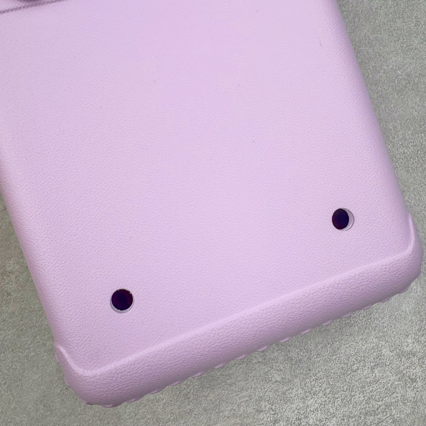 图片[5]-Crocs 卡骆驰时尚简约多巴胺日常百搭 EVA 手提包 女款 多色 纯正外贸公司zp订单 洞门新出卡骆驰洞洞包 可手提 可斜挎 每个颜色都配相对应颜色的肩带 轻到忘记存在感 手机 充电宝 雨伞 也能装 肩带加宽不勒肉 每个包包上都有5个随机微章 当然你拿到手也可以diy 暴雨也冲不垮的防水王者 一体成型橡胶包身 接缝？不存在的 去水上乐园 手机证件直接扔包里 上岸一擦就干 安全感拉满 溅到奶茶咖啡 湿巾一抹重生 懒人狂喜 要轻便选它 要防水选它 要吸睛还选它 这包把“夏日痛点”拿捏得死死的 夏天来了 阳光与沙滩季节到了 卡骆驰新出的「洞洞包」本颜控+实用党直接尖叫——防水、轻便、还能DIY 夏天背它出门简直开挂！救命！这包是懂夏天的！-选品中心