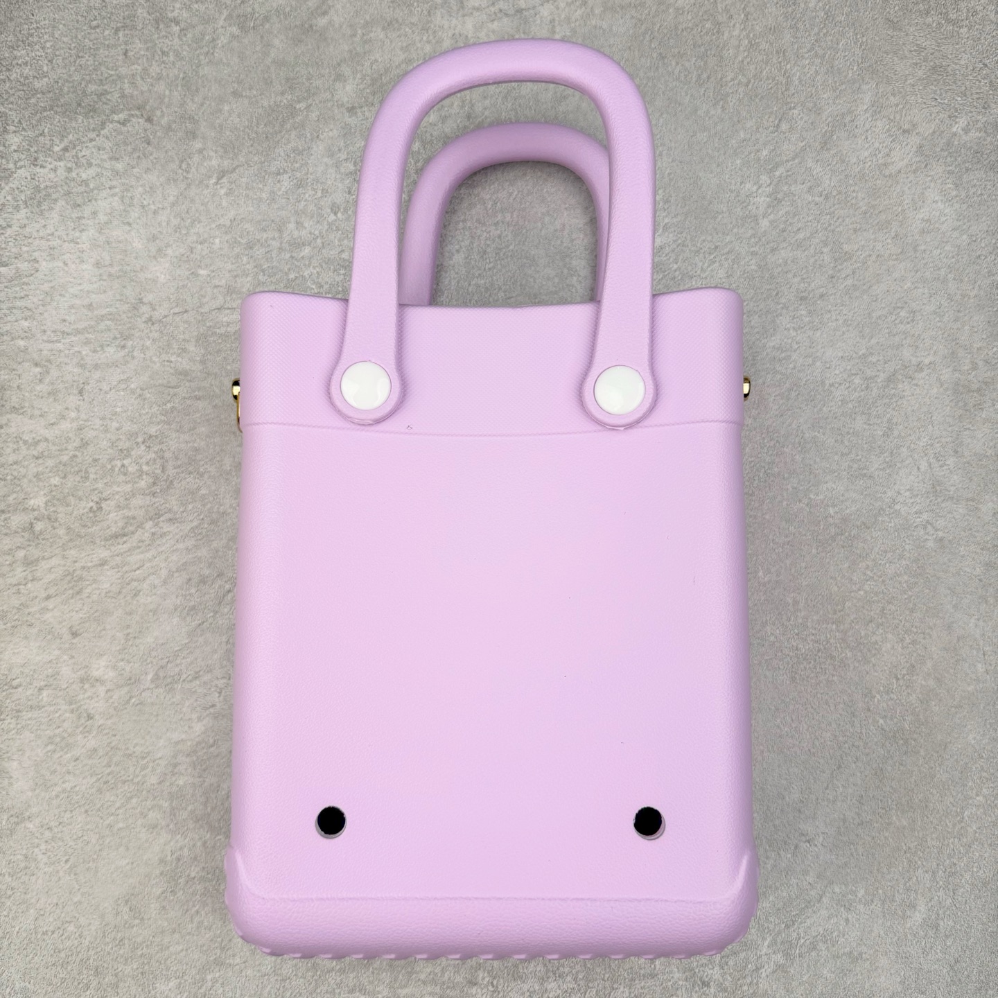 图片[2]-Crocs 卡骆驰时尚简约多巴胺日常百搭 EVA 手提包 女款 多色 纯正外贸公司zp订单 洞门新出卡骆驰洞洞包 可手提 可斜挎 每个颜色都配相对应颜色的肩带 轻到忘记存在感 手机 充电宝 雨伞 也能装 肩带加宽不勒肉 每个包包上都有5个随机微章 当然你拿到手也可以diy 暴雨也冲不垮的防水王者 一体成型橡胶包身 接缝？不存在的 去水上乐园 手机证件直接扔包里 上岸一擦就干 安全感拉满 溅到奶茶咖啡 湿巾一抹重生 懒人狂喜 要轻便选它 要防水选它 要吸睛还选它 这包把“夏日痛点”拿捏得死死的 夏天来了 阳光与沙滩季节到了 卡骆驰新出的「洞洞包」本颜控+实用党直接尖叫——防水、轻便、还能DIY 夏天背它出门简直开挂！救命！这包是懂夏天的！-选品中心