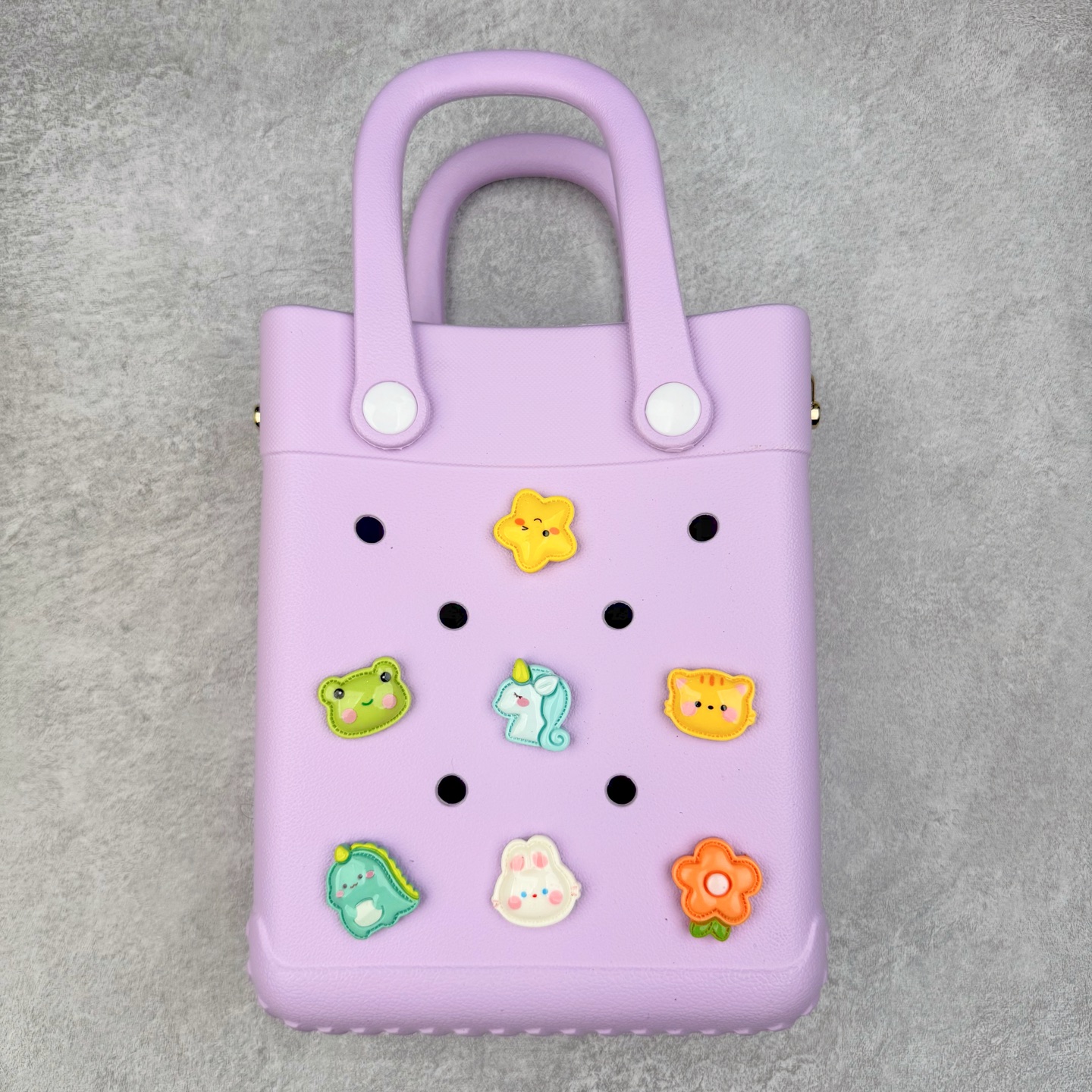 图片[5]-Crocs 卡骆驰时尚简约多巴胺日常百搭 EVA 手提包 女款 多色 纯正外贸公司zp订单 洞门新出卡骆驰洞洞包 可手提 可斜挎 每个颜色都配相对应颜色的肩带 轻到忘记存在感 手机 充电宝 雨伞 也能装 肩带加宽不勒肉 每个包包上都有5个随机微章 当然你拿到手也可以diy 暴雨也冲不垮的防水王者 一体成型橡胶包身 接缝？不存在的 去水上乐园 手机证件直接扔包里 上岸一擦就干 安全感拉满 溅到奶茶咖啡 湿巾一抹重生 懒人狂喜 要轻便选它 要防水选它 要吸睛还选它 这包把“夏日痛点”拿捏得死死的 夏天来了 阳光与沙滩季节到了 卡骆驰新出的「洞洞包」本颜控+实用党直接尖叫——防水、轻便、还能DIY 夏天背它出门简直开挂！救命！这包是懂夏天的！-选品中心