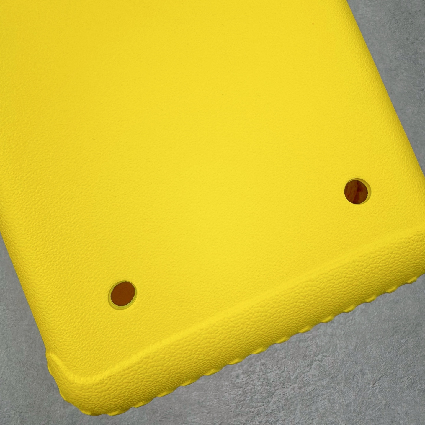 图片[4]-Crocs 卡骆驰时尚简约多巴胺日常百搭 EVA 手提包 女款 多色 纯正外贸公司zp订单 洞门新出卡骆驰洞洞包 可手提 可斜挎 每个颜色都配相对应颜色的肩带 轻到忘记存在感 手机 充电宝 雨伞 也能装 肩带加宽不勒肉 每个包包上都有5个随机微章 当然你拿到手也可以diy 暴雨也冲不垮的防水王者 一体成型橡胶包身 接缝？不存在的 去水上乐园 手机证件直接扔包里 上岸一擦就干 安全感拉满 溅到奶茶咖啡 湿巾一抹重生 懒人狂喜 要轻便选它 要防水选它 要吸睛还选它 这包把“夏日痛点”拿捏得死死的 夏天来了 阳光与沙滩季节到了 卡骆驰新出的「洞洞包」本颜控+实用党直接尖叫——防水、轻便、还能DIY 夏天背它出门简直开挂！救命！这包是懂夏天的！-选品中心