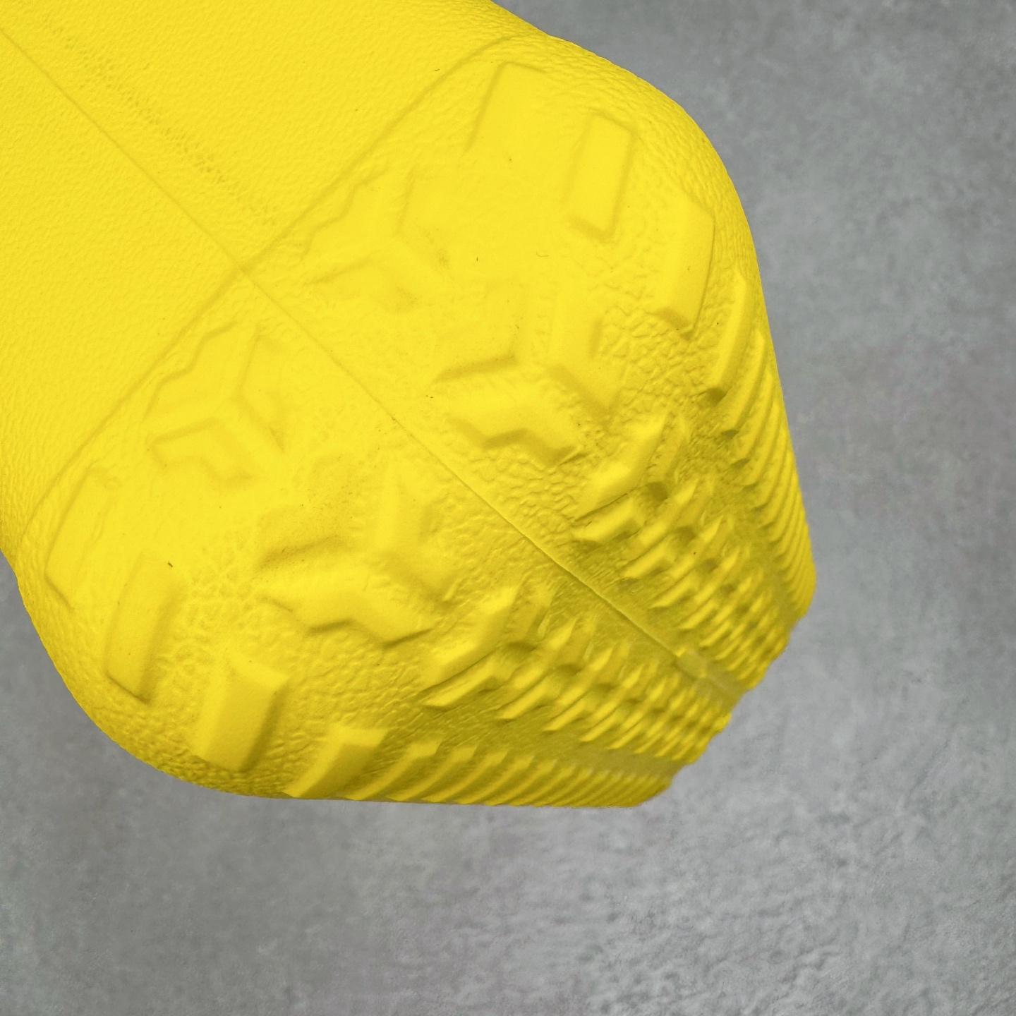 图片[5]-Crocs 卡骆驰时尚简约多巴胺日常百搭 EVA 手提包 女款 多色 纯正外贸公司zp订单 洞门新出卡骆驰洞洞包 可手提 可斜挎 每个颜色都配相对应颜色的肩带 轻到忘记存在感 手机 充电宝 雨伞 也能装 肩带加宽不勒肉 每个包包上都有5个随机微章 当然你拿到手也可以diy 暴雨也冲不垮的防水王者 一体成型橡胶包身 接缝？不存在的 去水上乐园 手机证件直接扔包里 上岸一擦就干 安全感拉满 溅到奶茶咖啡 湿巾一抹重生 懒人狂喜 要轻便选它 要防水选它 要吸睛还选它 这包把“夏日痛点”拿捏得死死的 夏天来了 阳光与沙滩季节到了 卡骆驰新出的「洞洞包」本颜控+实用党直接尖叫——防水、轻便、还能DIY 夏天背它出门简直开挂！救命！这包是懂夏天的！-选品中心