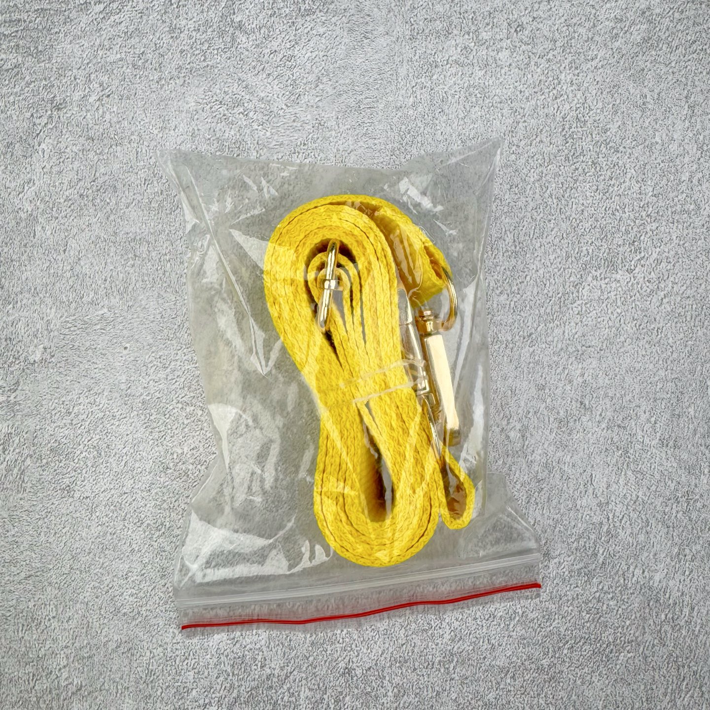 图片[8]-Crocs 卡骆驰时尚简约多巴胺日常百搭 EVA 手提包 女款 多色 纯正外贸公司zp订单 洞门新出卡骆驰洞洞包 可手提 可斜挎 每个颜色都配相对应颜色的肩带 轻到忘记存在感 手机 充电宝 雨伞 也能装 肩带加宽不勒肉 每个包包上都有5个随机微章 当然你拿到手也可以diy 暴雨也冲不垮的防水王者 一体成型橡胶包身 接缝？不存在的 去水上乐园 手机证件直接扔包里 上岸一擦就干 安全感拉满 溅到奶茶咖啡 湿巾一抹重生 懒人狂喜 要轻便选它 要防水选它 要吸睛还选它 这包把“夏日痛点”拿捏得死死的 夏天来了 阳光与沙滩季节到了 卡骆驰新出的「洞洞包」本颜控+实用党直接尖叫——防水、轻便、还能DIY 夏天背它出门简直开挂！救命！这包是懂夏天的！-选品中心