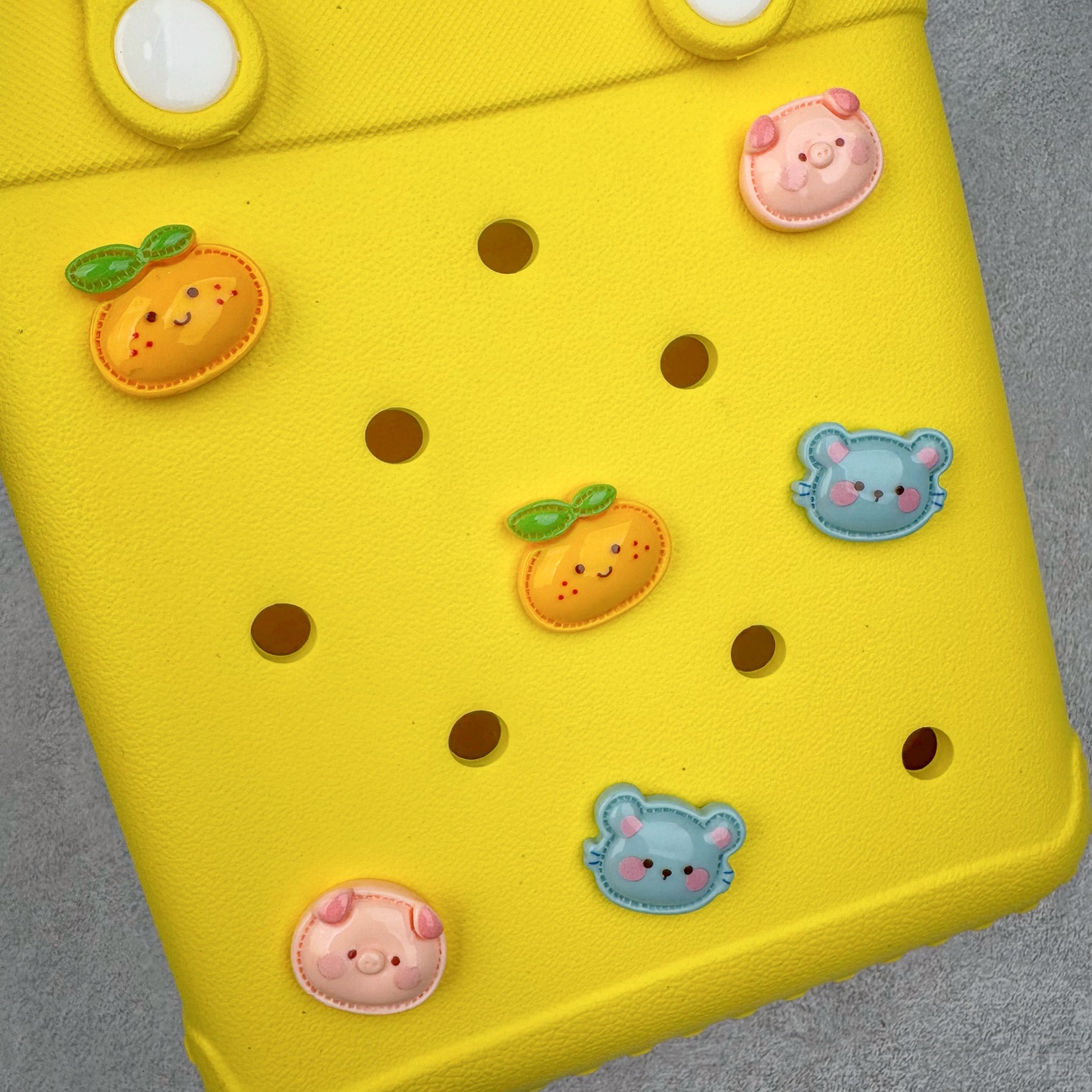 图片[6]-Crocs 卡骆驰时尚简约多巴胺日常百搭 EVA 手提包 女款 多色 纯正外贸公司zp订单 洞门新出卡骆驰洞洞包 可手提 可斜挎 每个颜色都配相对应颜色的肩带 轻到忘记存在感 手机 充电宝 雨伞 也能装 肩带加宽不勒肉 每个包包上都有5个随机微章 当然你拿到手也可以diy 暴雨也冲不垮的防水王者 一体成型橡胶包身 接缝？不存在的 去水上乐园 手机证件直接扔包里 上岸一擦就干 安全感拉满 溅到奶茶咖啡 湿巾一抹重生 懒人狂喜 要轻便选它 要防水选它 要吸睛还选它 这包把“夏日痛点”拿捏得死死的 夏天来了 阳光与沙滩季节到了 卡骆驰新出的「洞洞包」本颜控+实用党直接尖叫——防水、轻便、还能DIY 夏天背它出门简直开挂！救命！这包是懂夏天的！-选品中心