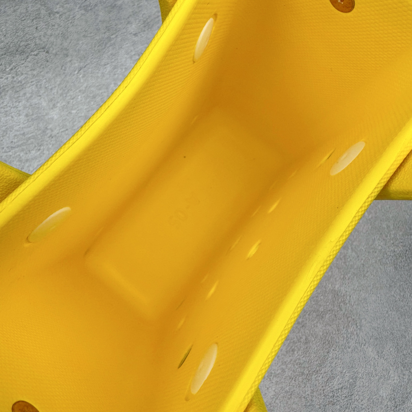 图片[7]-Crocs 卡骆驰时尚简约多巴胺日常百搭 EVA 手提包 女款 多色 纯正外贸公司zp订单 洞门新出卡骆驰洞洞包 可手提 可斜挎 每个颜色都配相对应颜色的肩带 轻到忘记存在感 手机 充电宝 雨伞 也能装 肩带加宽不勒肉 每个包包上都有5个随机微章 当然你拿到手也可以diy 暴雨也冲不垮的防水王者 一体成型橡胶包身 接缝？不存在的 去水上乐园 手机证件直接扔包里 上岸一擦就干 安全感拉满 溅到奶茶咖啡 湿巾一抹重生 懒人狂喜 要轻便选它 要防水选它 要吸睛还选它 这包把“夏日痛点”拿捏得死死的 夏天来了 阳光与沙滩季节到了 卡骆驰新出的「洞洞包」本颜控+实用党直接尖叫——防水、轻便、还能DIY 夏天背它出门简直开挂！救命！这包是懂夏天的！-选品中心