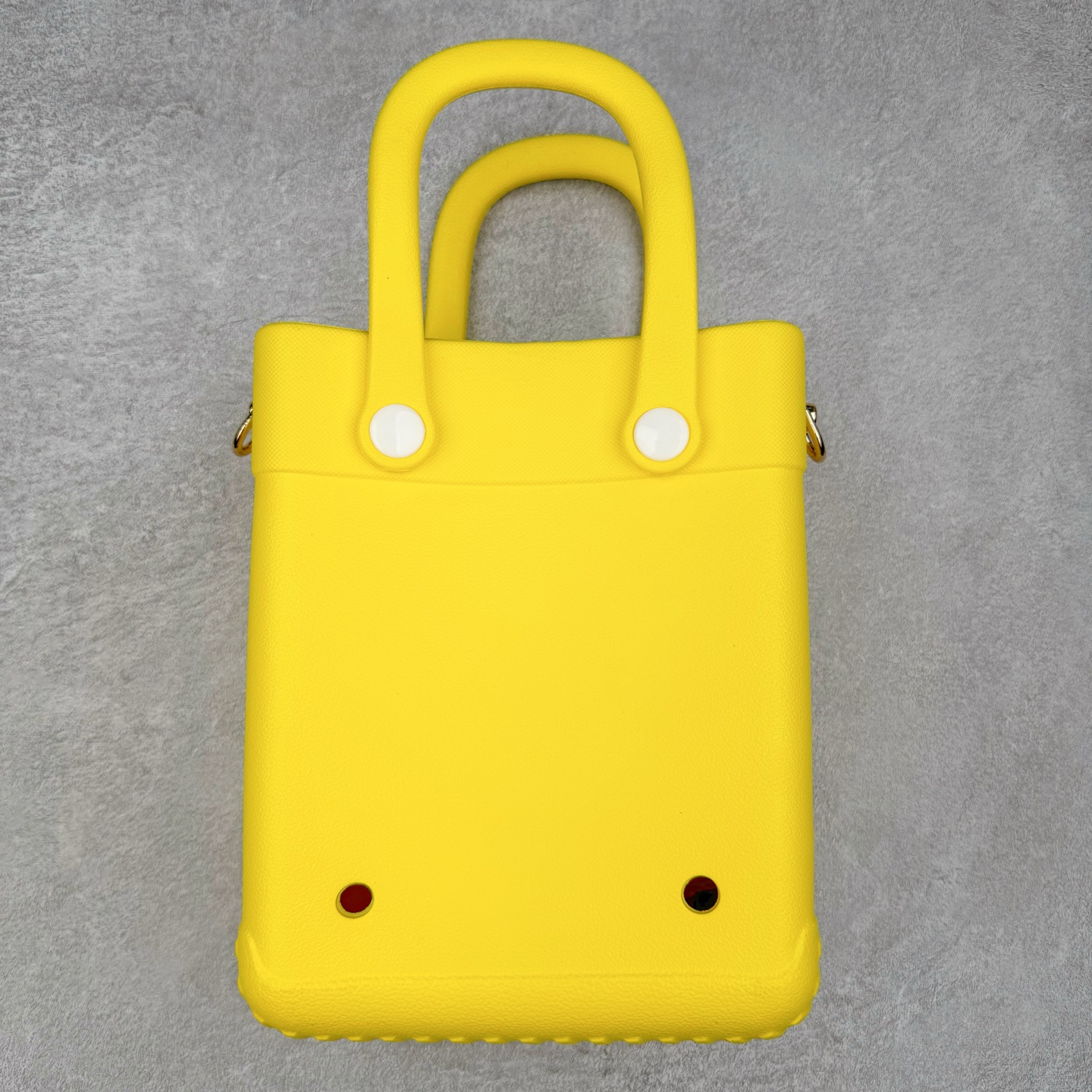 图片[2]-Crocs 卡骆驰时尚简约多巴胺日常百搭 EVA 手提包 女款 多色 纯正外贸公司zp订单 洞门新出卡骆驰洞洞包 可手提 可斜挎 每个颜色都配相对应颜色的肩带 轻到忘记存在感 手机 充电宝 雨伞 也能装 肩带加宽不勒肉 每个包包上都有5个随机微章 当然你拿到手也可以diy 暴雨也冲不垮的防水王者 一体成型橡胶包身 接缝？不存在的 去水上乐园 手机证件直接扔包里 上岸一擦就干 安全感拉满 溅到奶茶咖啡 湿巾一抹重生 懒人狂喜 要轻便选它 要防水选它 要吸睛还选它 这包把“夏日痛点”拿捏得死死的 夏天来了 阳光与沙滩季节到了 卡骆驰新出的「洞洞包」本颜控+实用党直接尖叫——防水、轻便、还能DIY 夏天背它出门简直开挂！救命！这包是懂夏天的！-选品中心