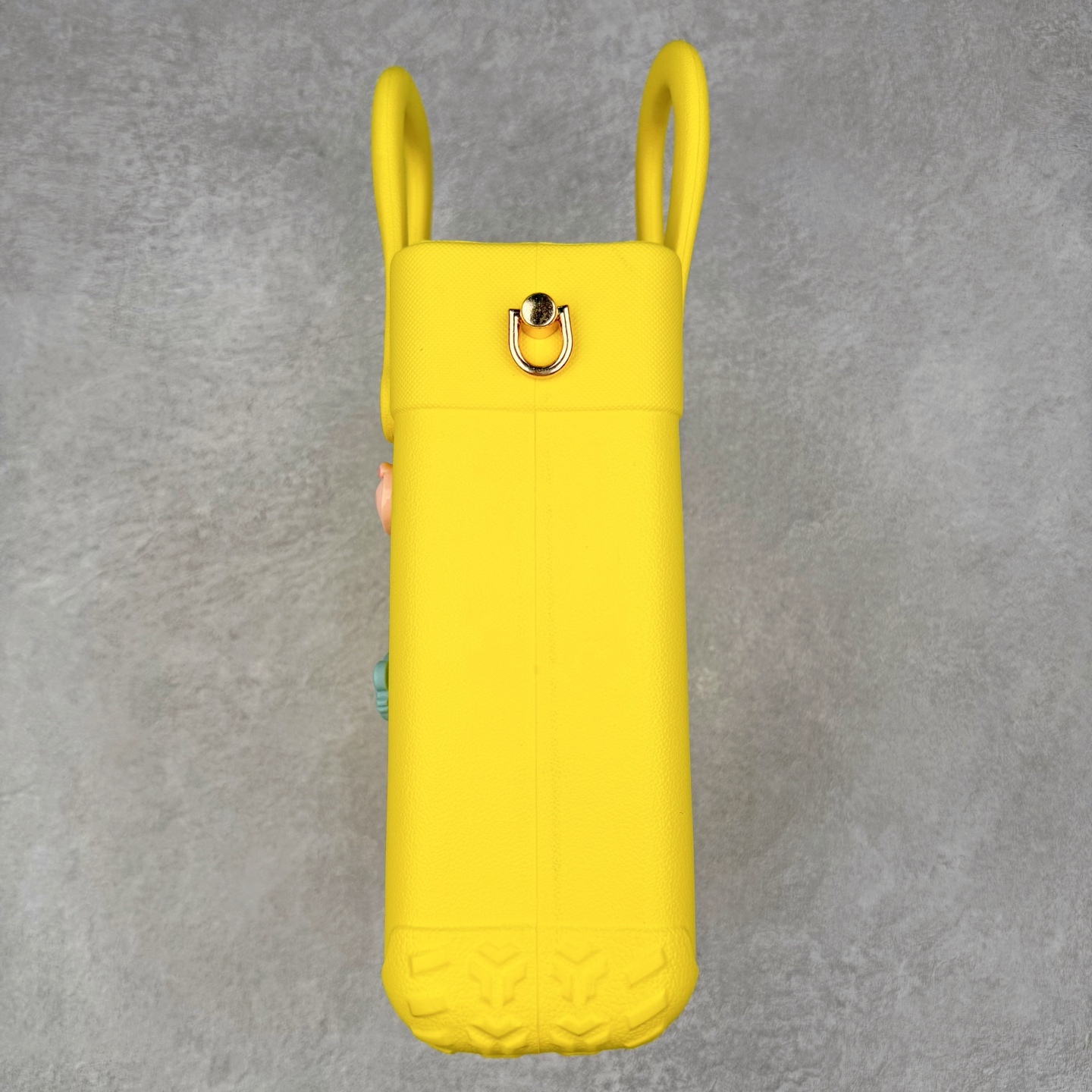 图片[3]-Crocs 卡骆驰时尚简约多巴胺日常百搭 EVA 手提包 女款 多色 纯正外贸公司zp订单 洞门新出卡骆驰洞洞包 可手提 可斜挎 每个颜色都配相对应颜色的肩带 轻到忘记存在感 手机 充电宝 雨伞 也能装 肩带加宽不勒肉 每个包包上都有5个随机微章 当然你拿到手也可以diy 暴雨也冲不垮的防水王者 一体成型橡胶包身 接缝？不存在的 去水上乐园 手机证件直接扔包里 上岸一擦就干 安全感拉满 溅到奶茶咖啡 湿巾一抹重生 懒人狂喜 要轻便选它 要防水选它 要吸睛还选它 这包把“夏日痛点”拿捏得死死的 夏天来了 阳光与沙滩季节到了 卡骆驰新出的「洞洞包」本颜控+实用党直接尖叫——防水、轻便、还能DIY 夏天背它出门简直开挂！救命！这包是懂夏天的！-选品中心